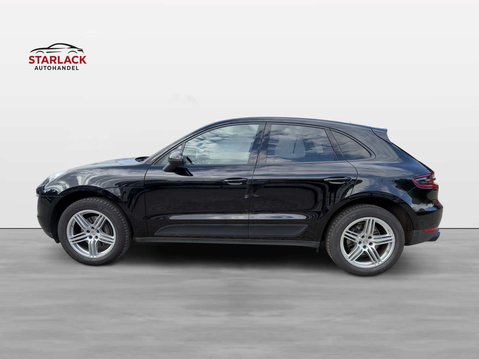 PORSCHE Macan PDK-showroom-element-1