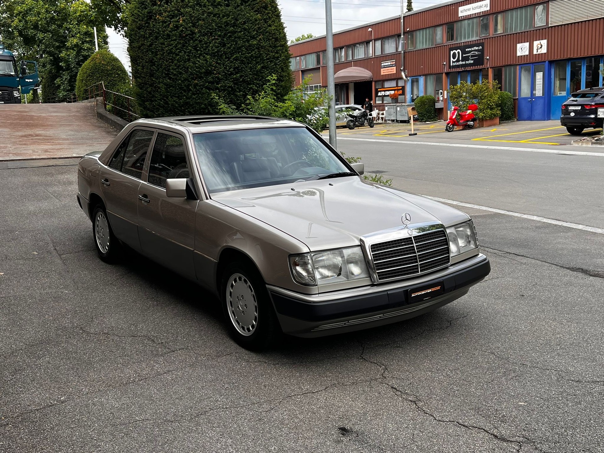 MERCEDES-BENZ 300 E 4-Matic Automatic-showroom-element-3