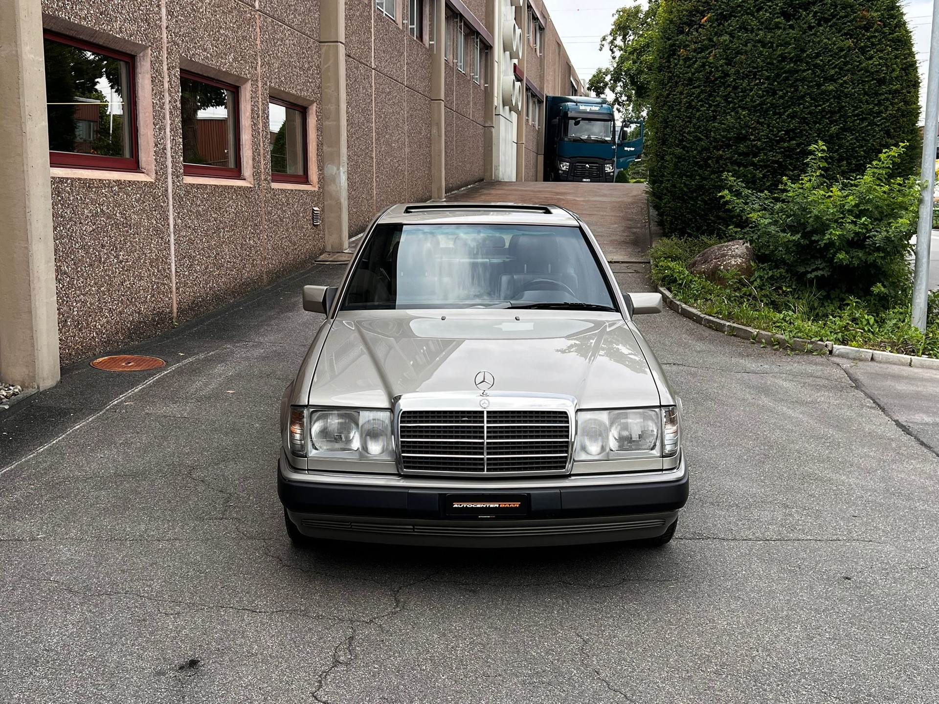 MERCEDES-BENZ 300 E 4-Matic Automatic-showroom-element-1