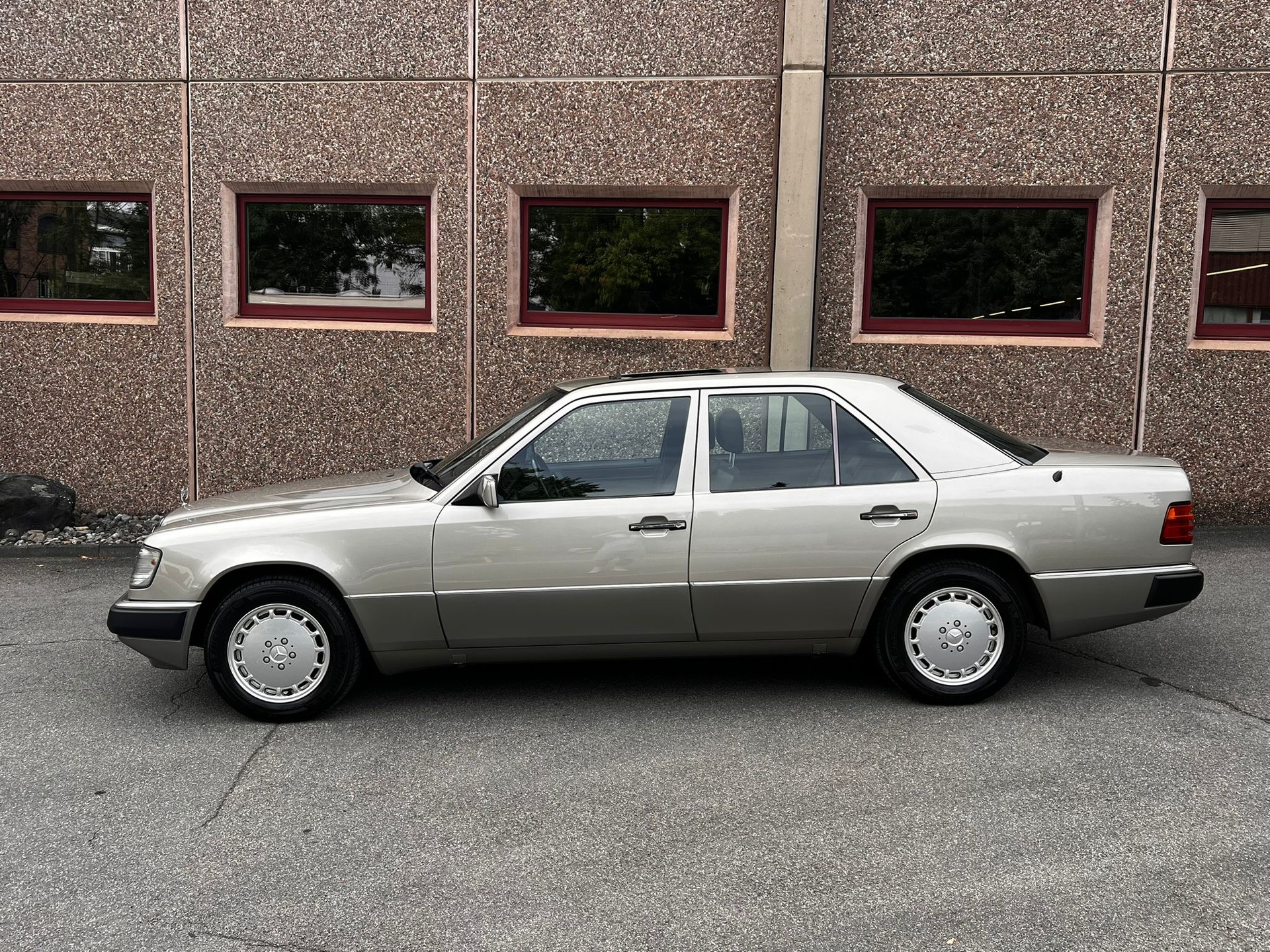 MERCEDES-BENZ 300 E 4-Matic Automatic-showroom-element-2