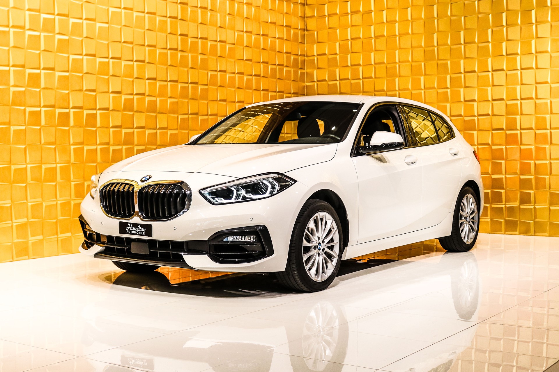 BMW 118i Sport Line-showroom-element-3