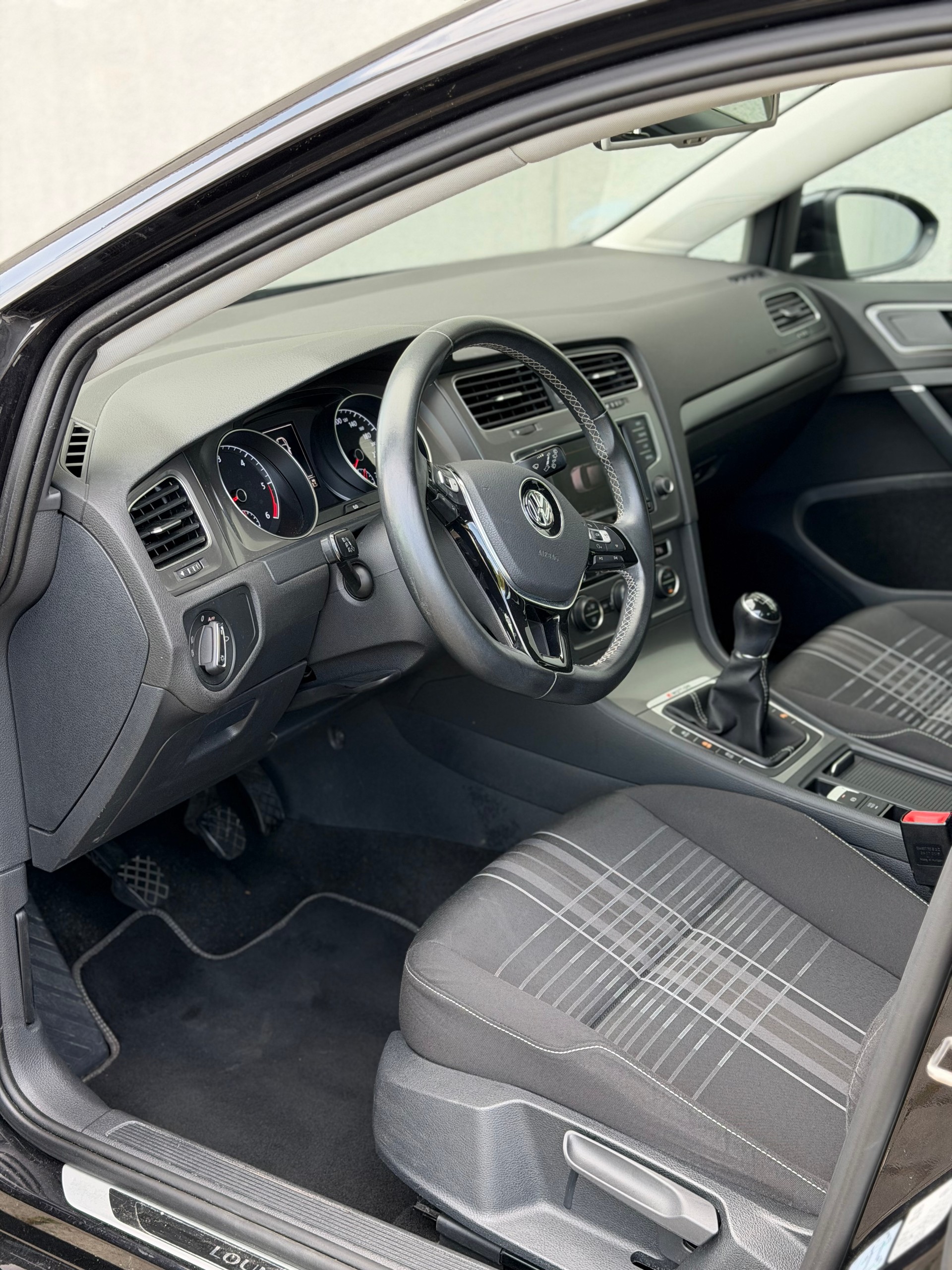 VW Golf 2.0 TDI Lounge 4Motion-image-5