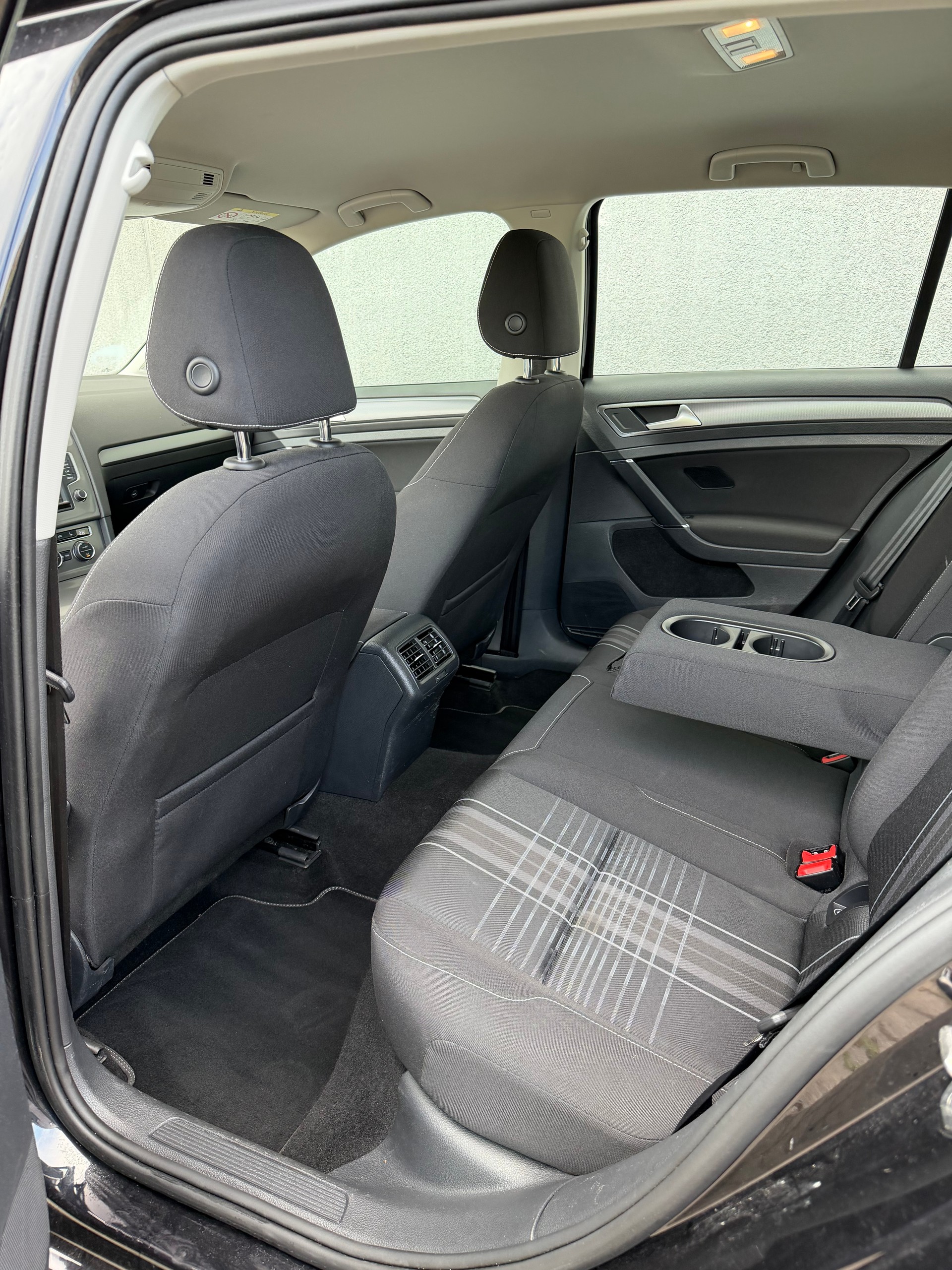 VW Golf 2.0 TDI Lounge 4Motion-image-6