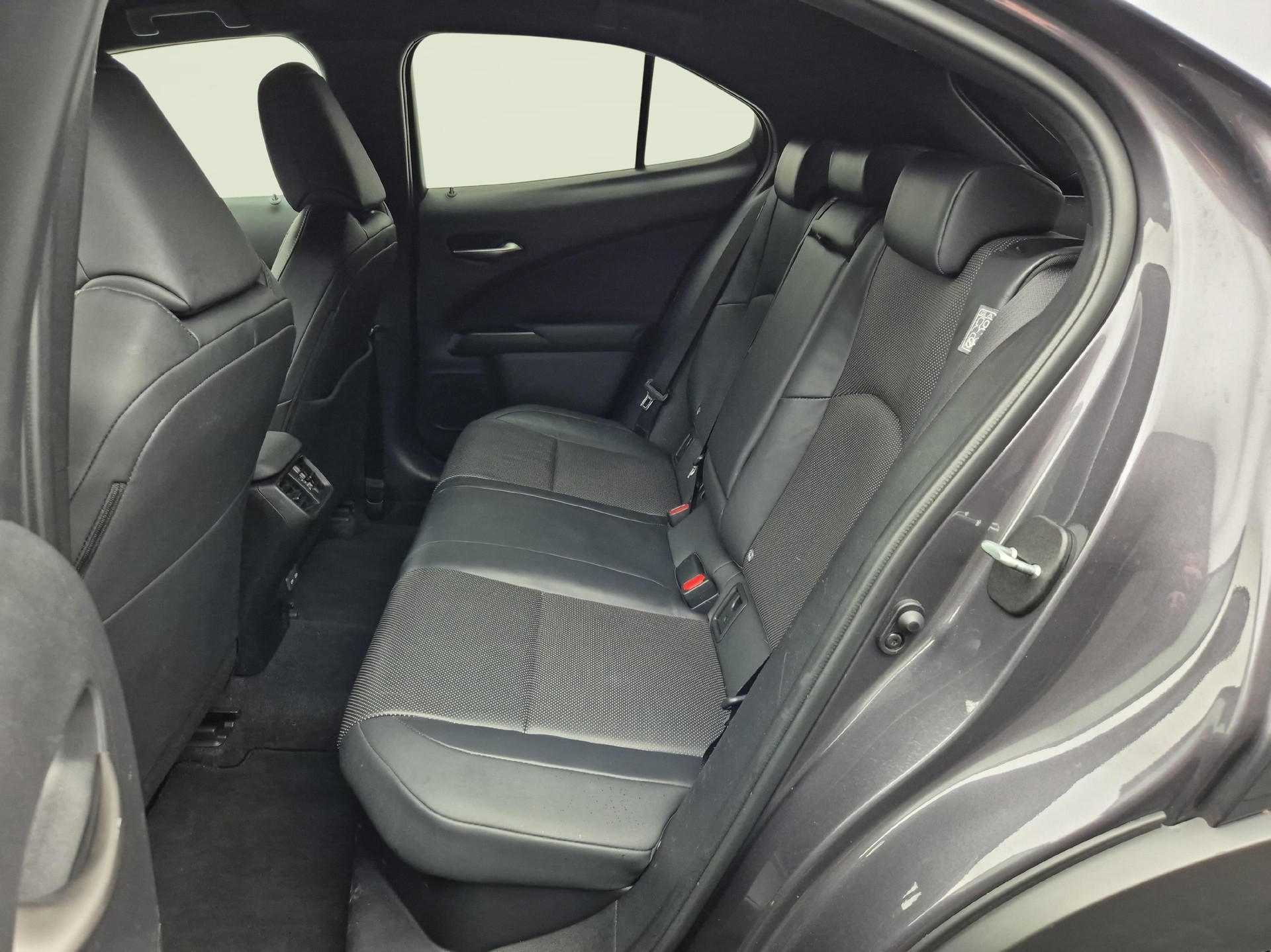 LEXUS UX 250h Comfort-showroom-element-3