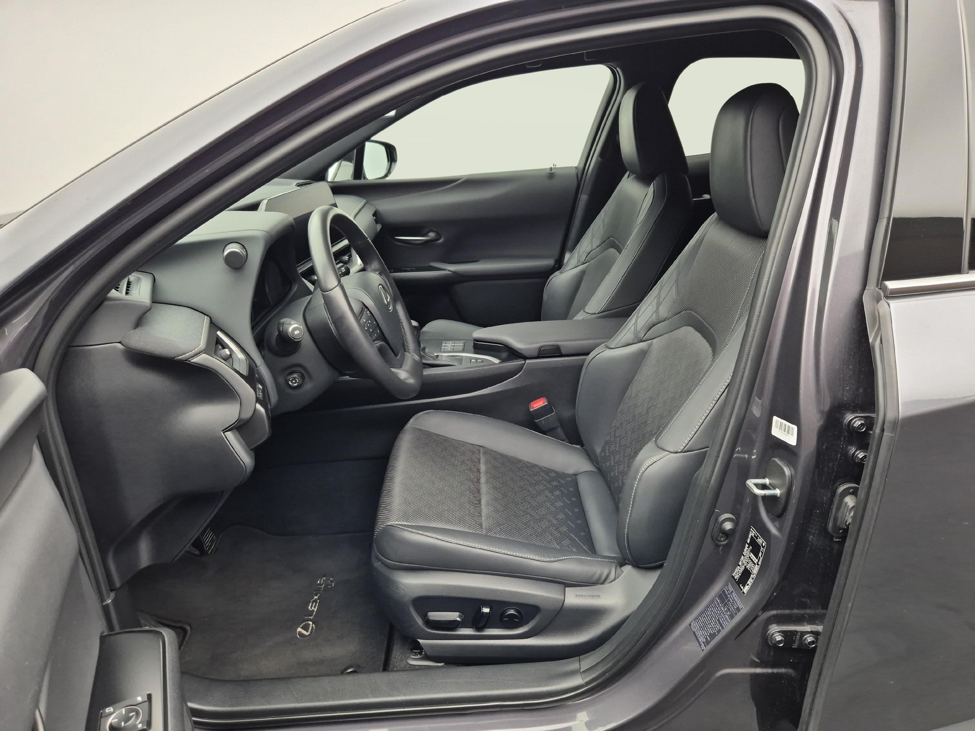 LEXUS UX 250h Comfort-showroom-element-2