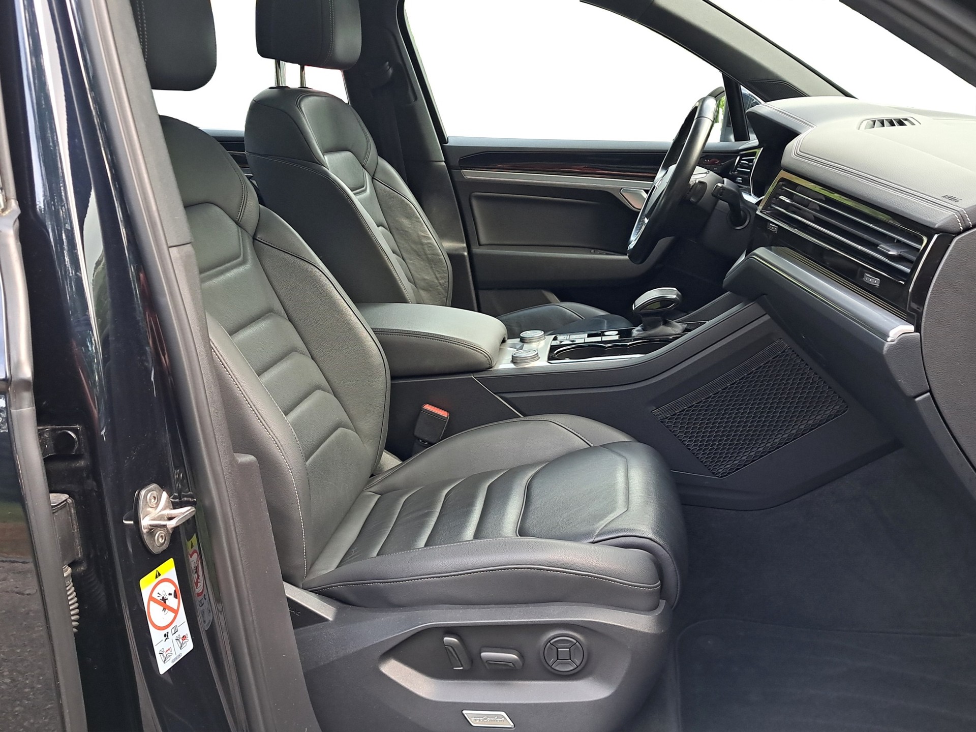 VW Touareg 3.0 TSI Elegance Tiptronic-image-11
