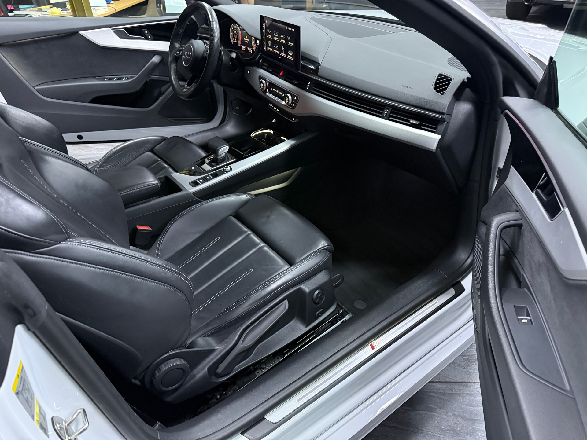 AUDI A5 Cabriolet 2.0 TDI S-Line S-tronic-image-13