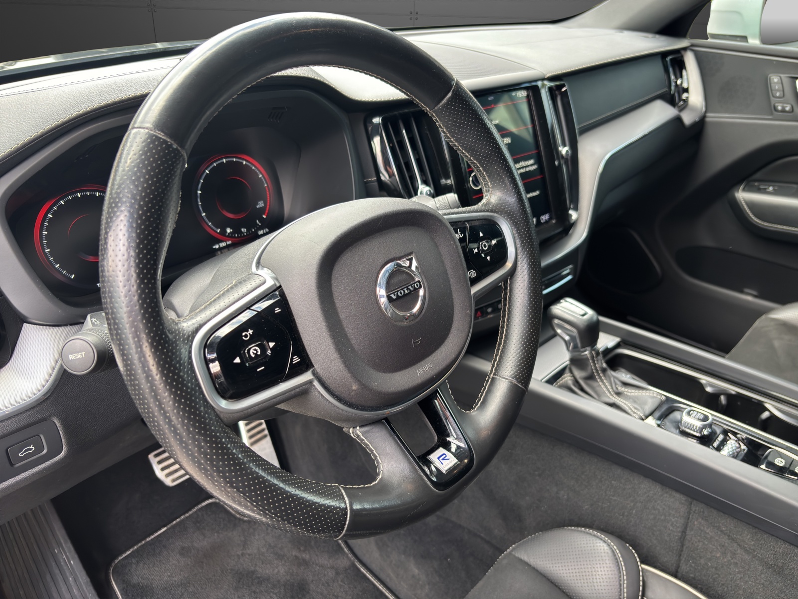 VOLVO XC60 T6 AWD R-Design Geartronic-image-4