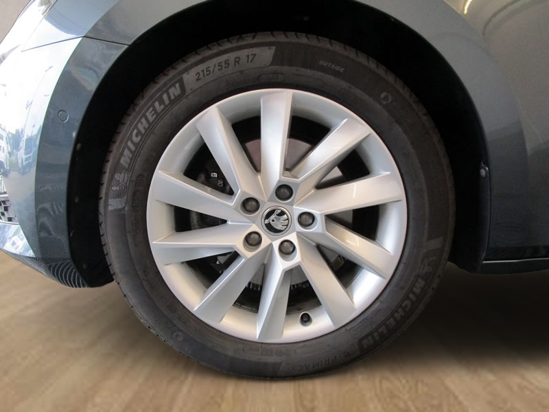 SKODA Superb Combi 2.0 TDi Style 4x4 DSG-image-22