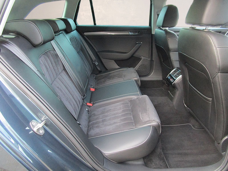 SKODA Superb Combi 2.0 TDi Style 4x4 DSG-image-7