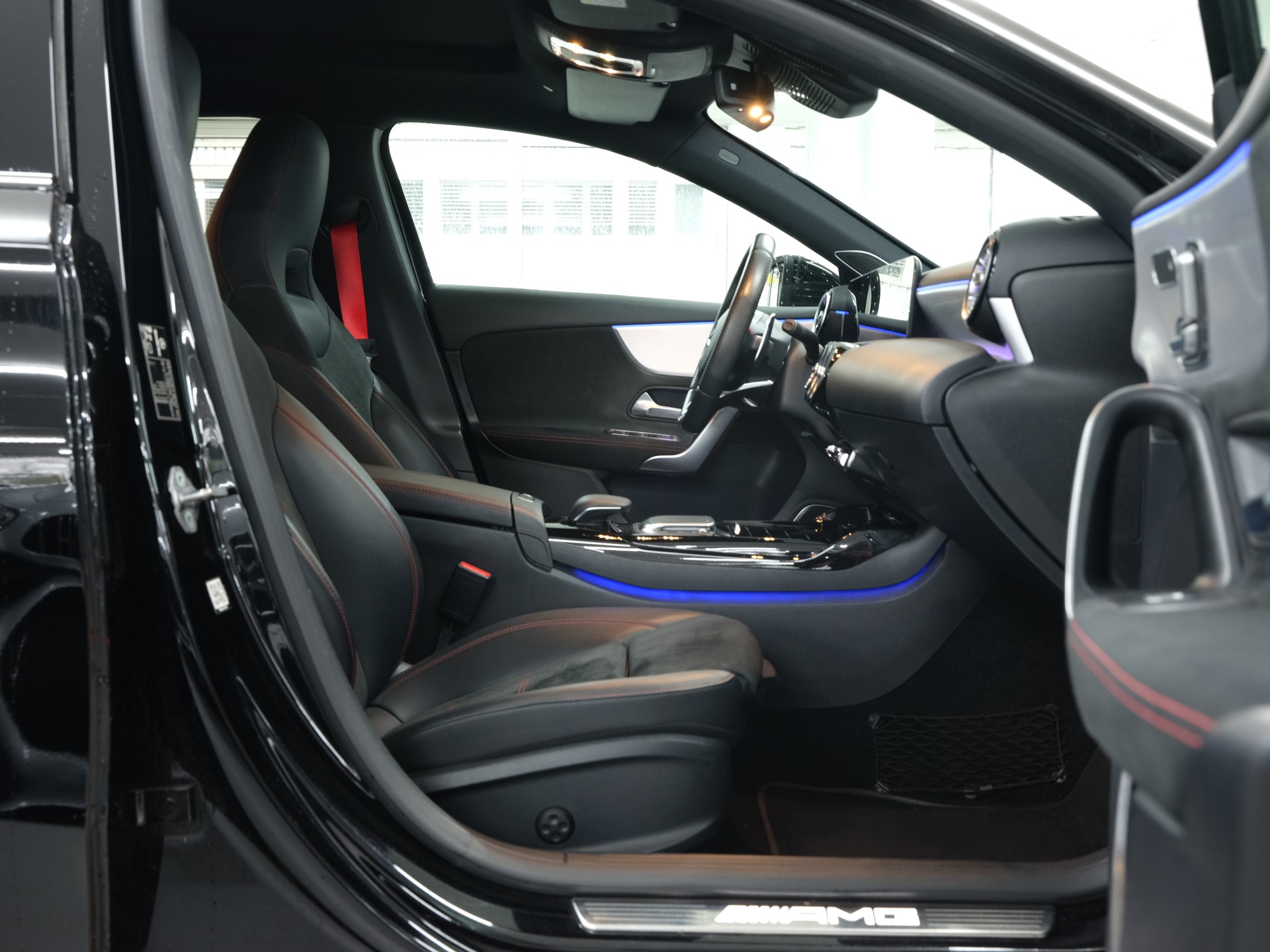 MERCEDES-BENZ A 35 AMG 4Matic Edition 1 Speedshift *Burmester* *360 Kamera* *AMG Performance*-image-16