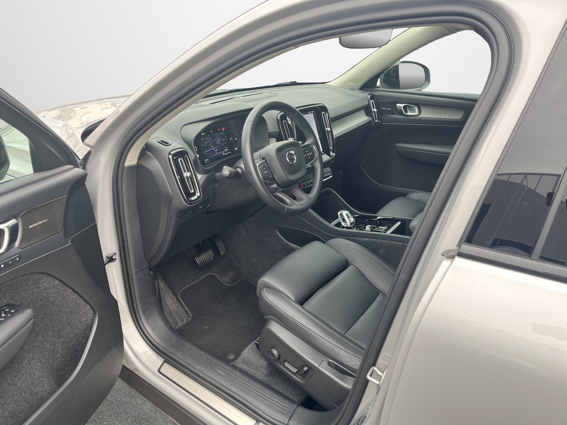 VOLVO XC40 2.0 B4 MH Plus Dark-image-7