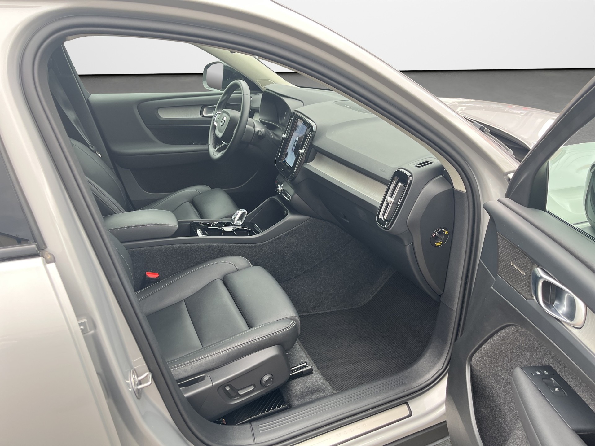 VOLVO XC40 2.0 B4 MH Plus Dark-image-8