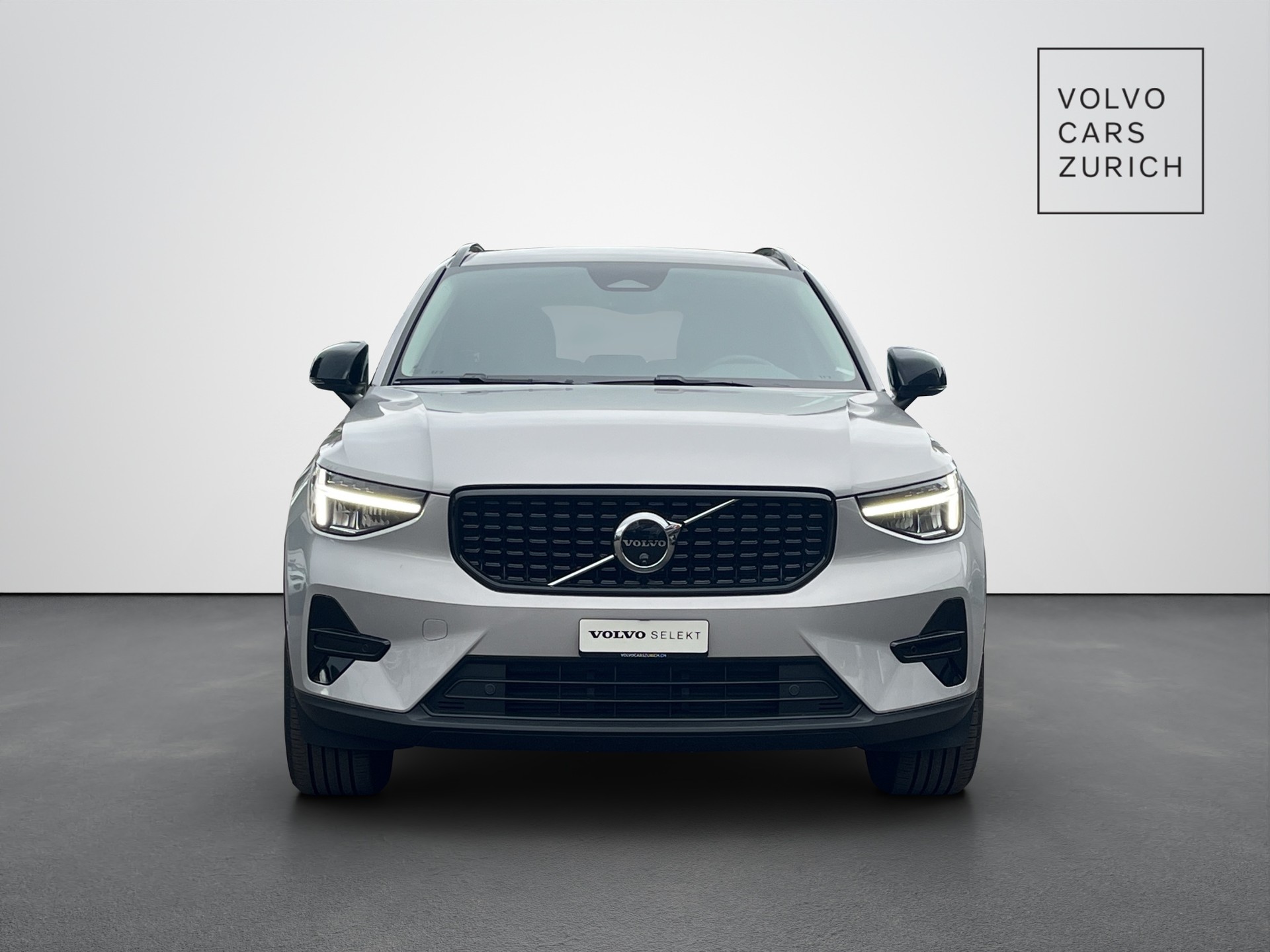 VOLVO XC40 2.0 B4 MH Plus Dark-image-4