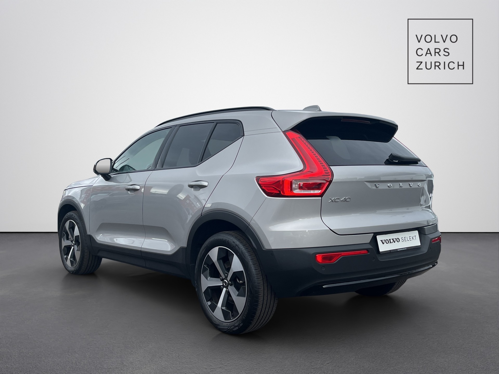 VOLVO XC40 2.0 B4 MH Plus Dark-showroom-element-1