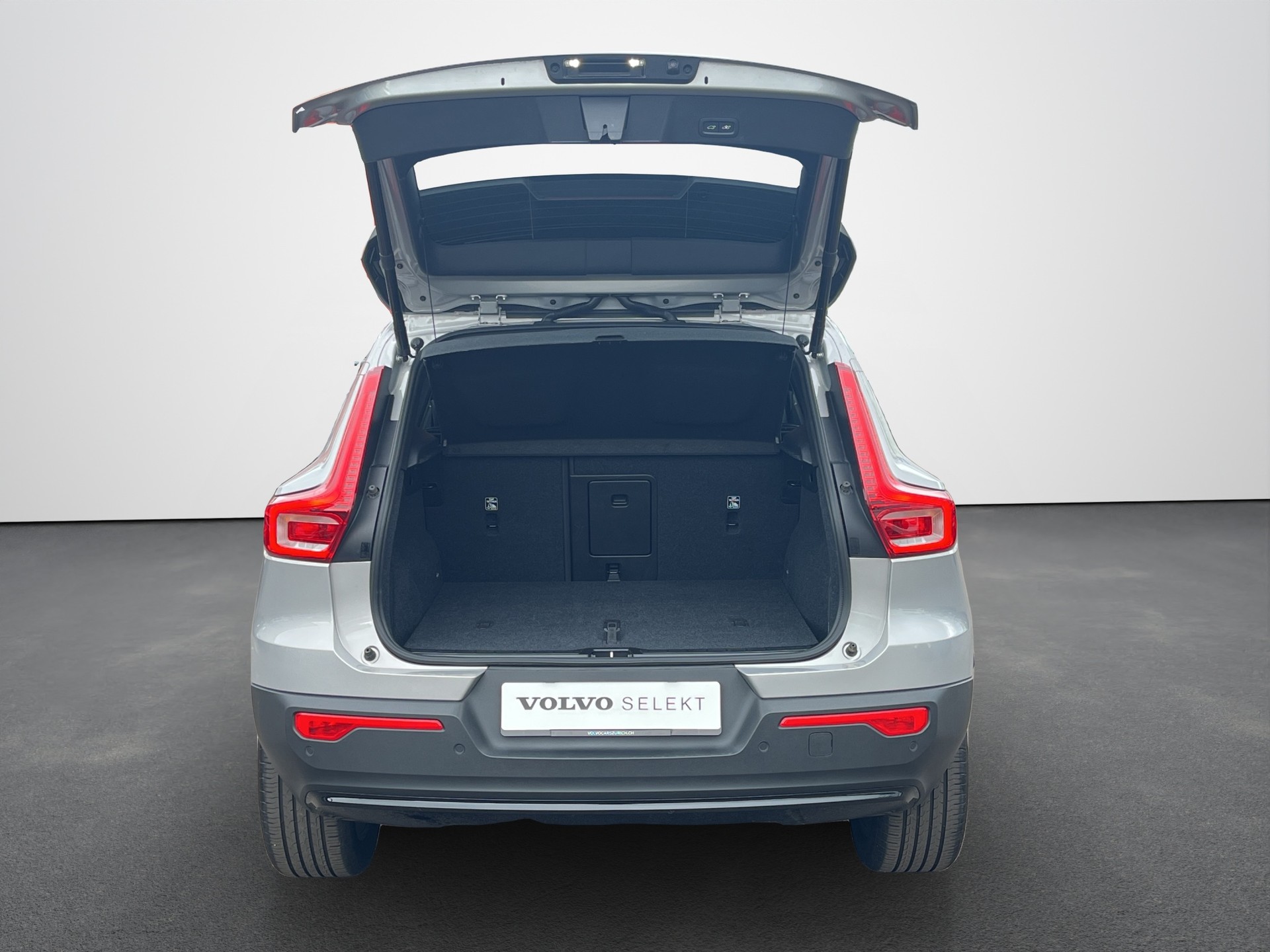 VOLVO XC40 2.0 B4 MH Plus Dark-image-13