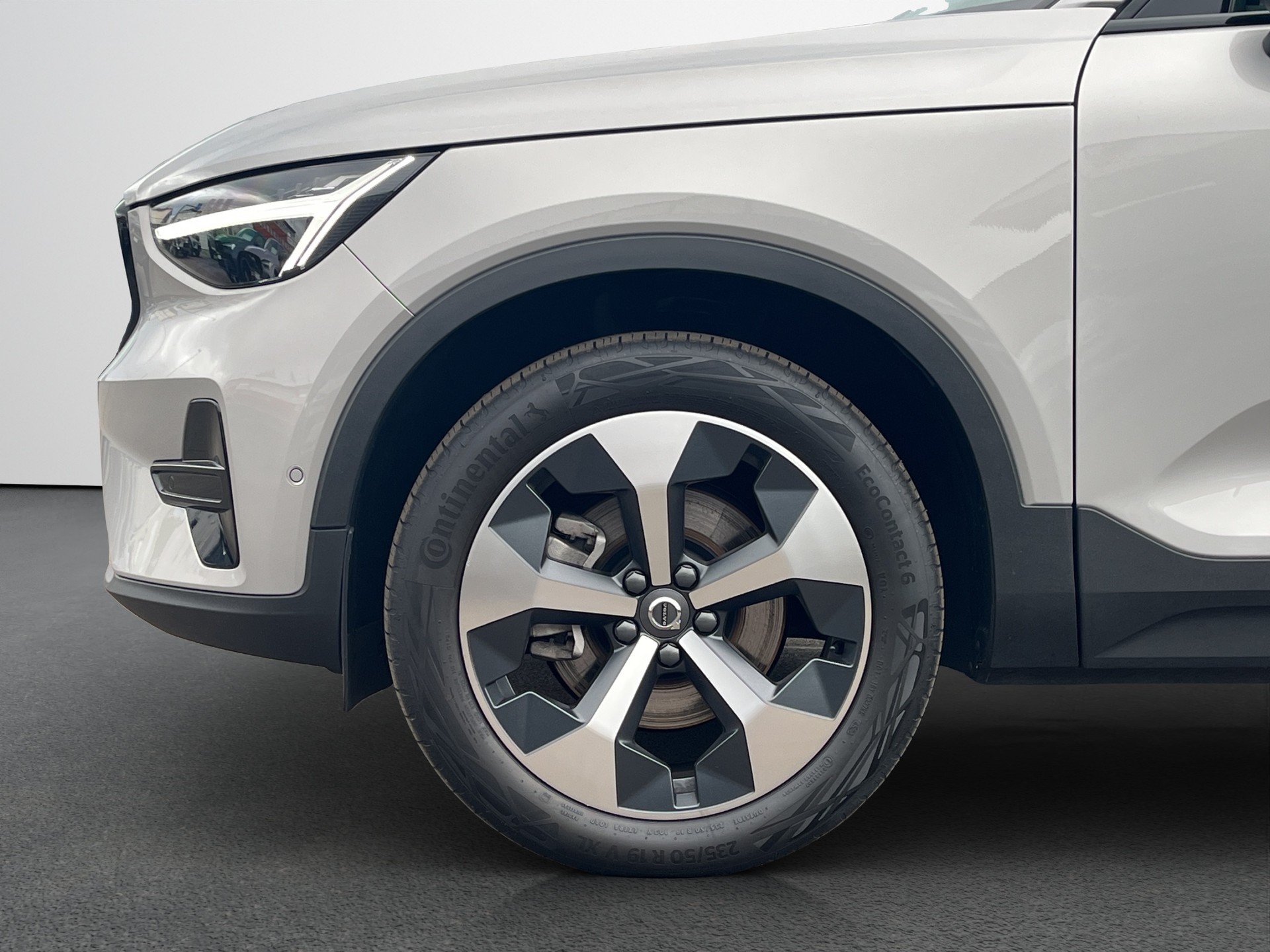 VOLVO XC40 2.0 B4 MH Plus Dark-image-6
