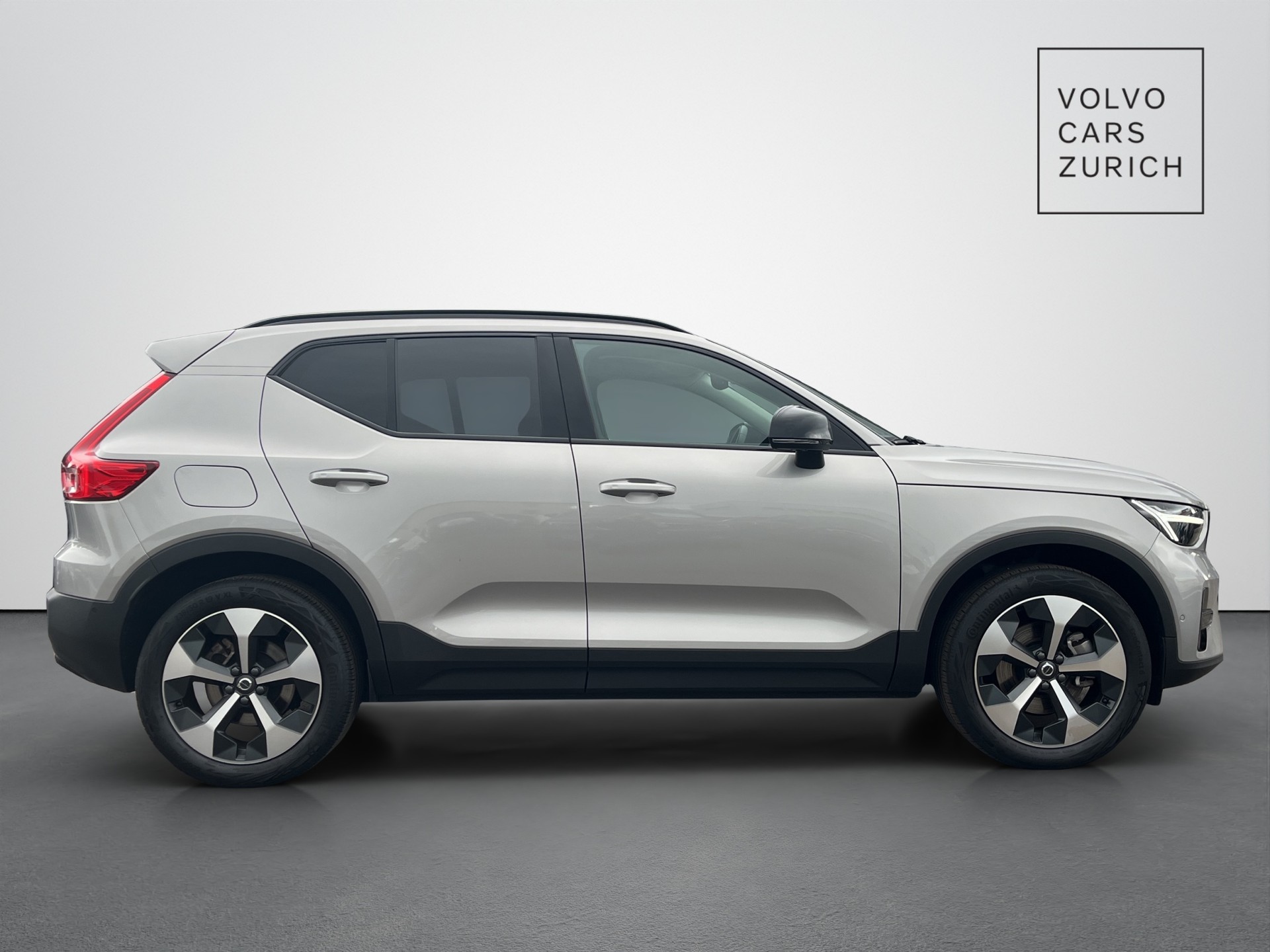 VOLVO XC40 2.0 B4 MH Plus Dark-showroom-element-3