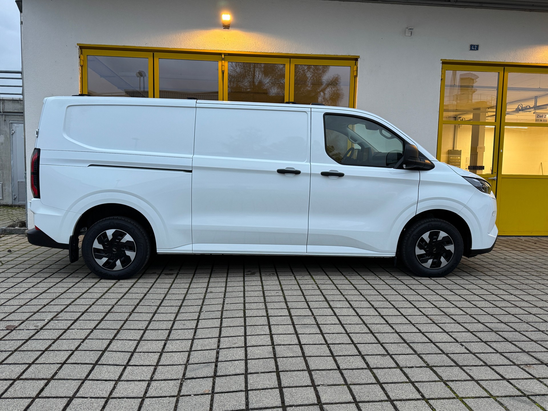 FORD Transit Custom Van 340 L2H1 65kWh Trend 🆕-image-5