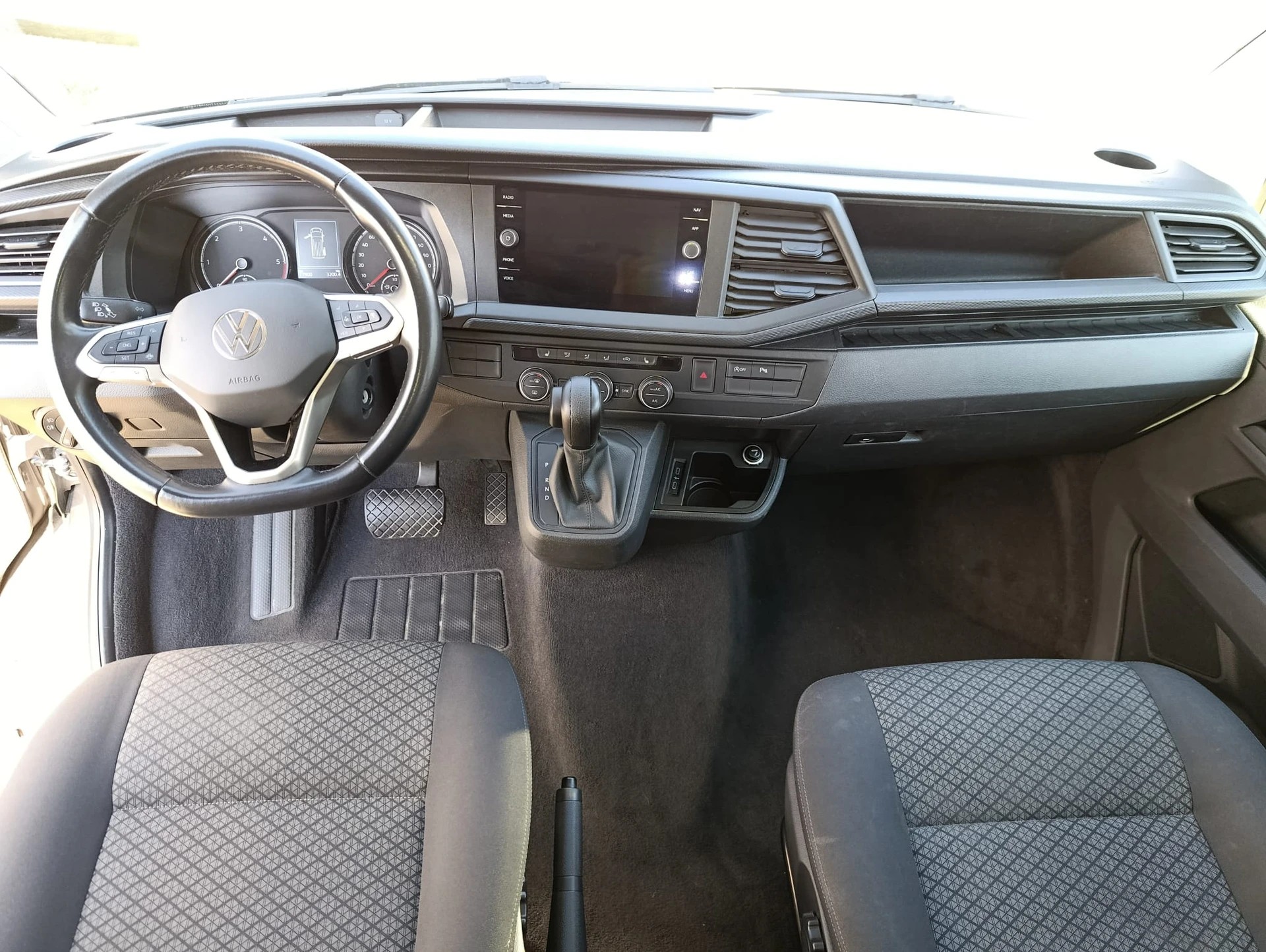 VW T6.1 California 2.0 TDI Beach Liberty Spirit DSG | 8x bereift | AHK | Veloträger | neue Batterie | MFK-image-17