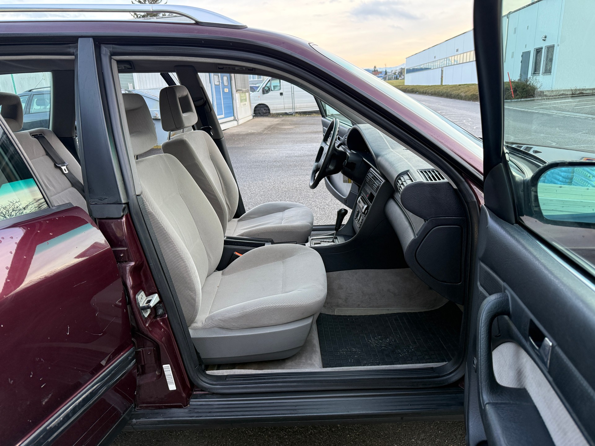 AUDI 100 Avant 2.3 E-image-8