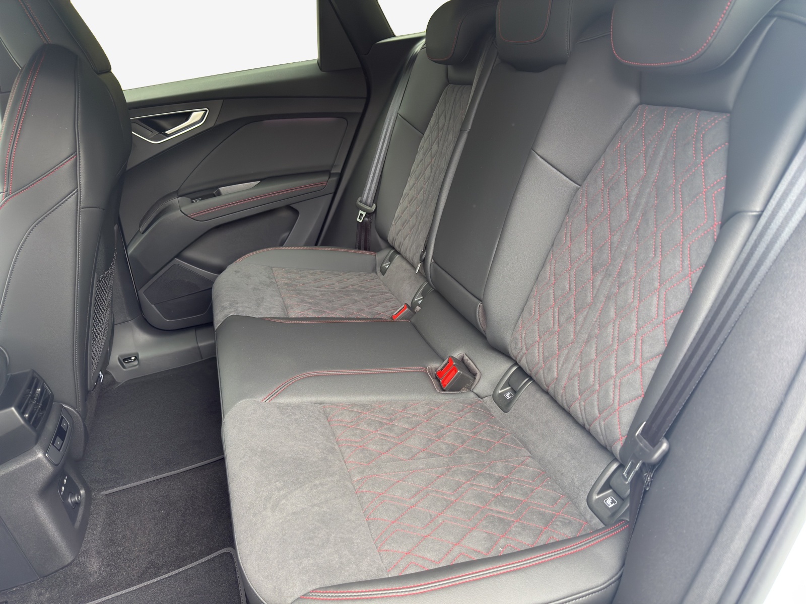 AUDI Q4 e-tron 45 Edition Swiss Ski quattro-image-10