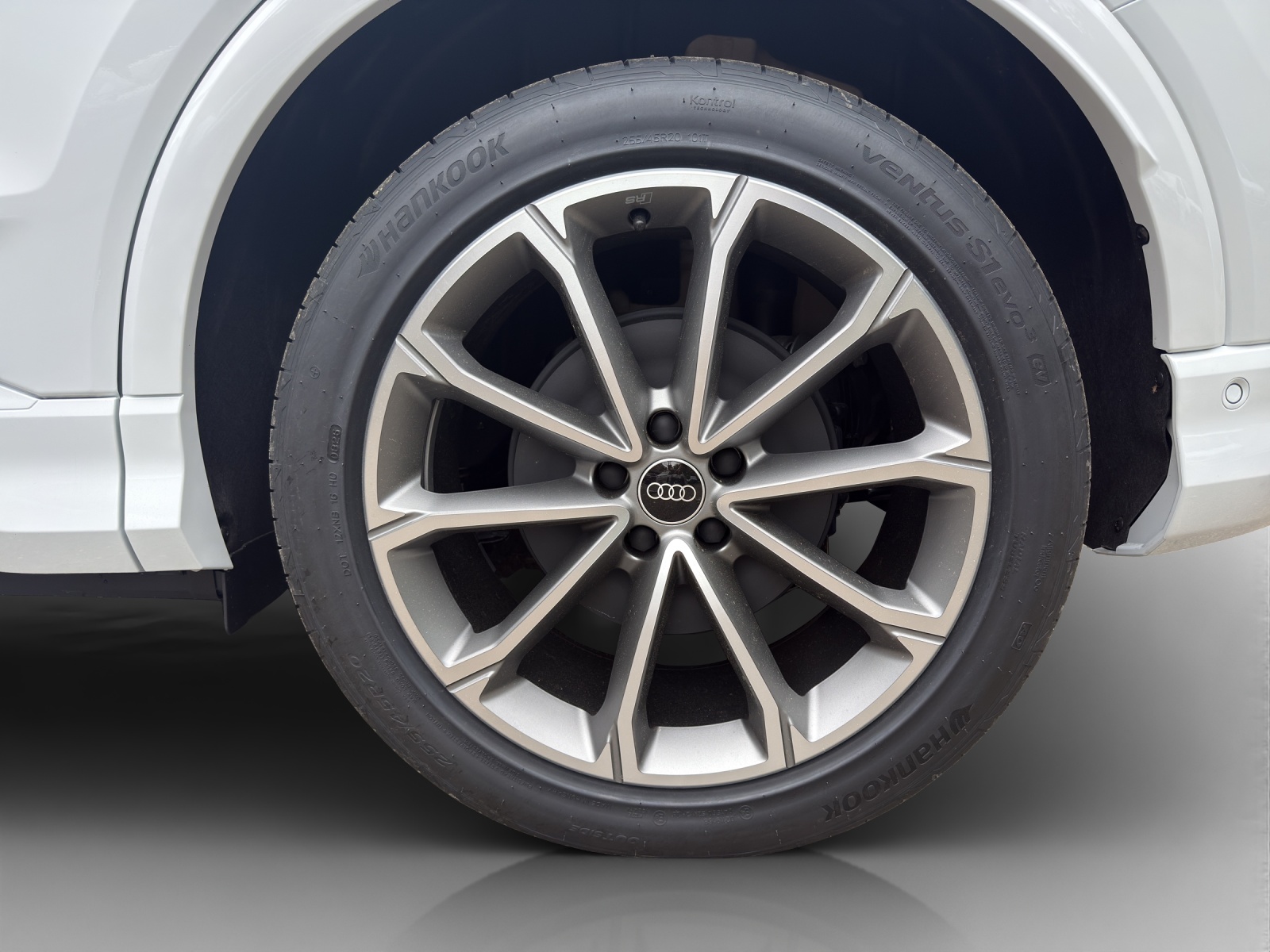 AUDI Q4 e-tron 45 Edition Swiss Ski quattro-image-12
