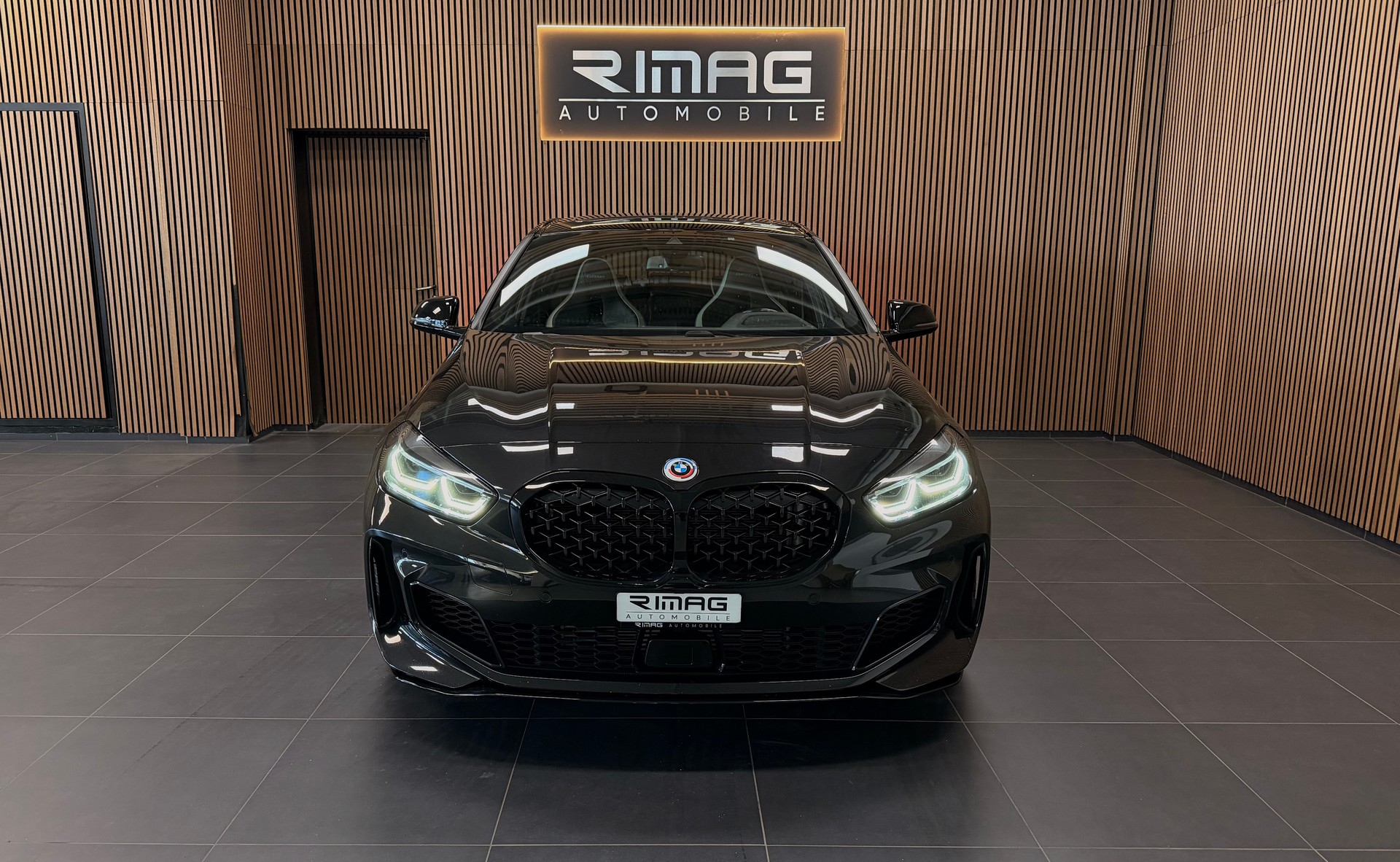 BMW M135i xDrive M Sport Pro Steptronic | Vollausstattung | Frisch ab Service | Frisch ab MFK | CarVertical | Garantie-showroom-element-1