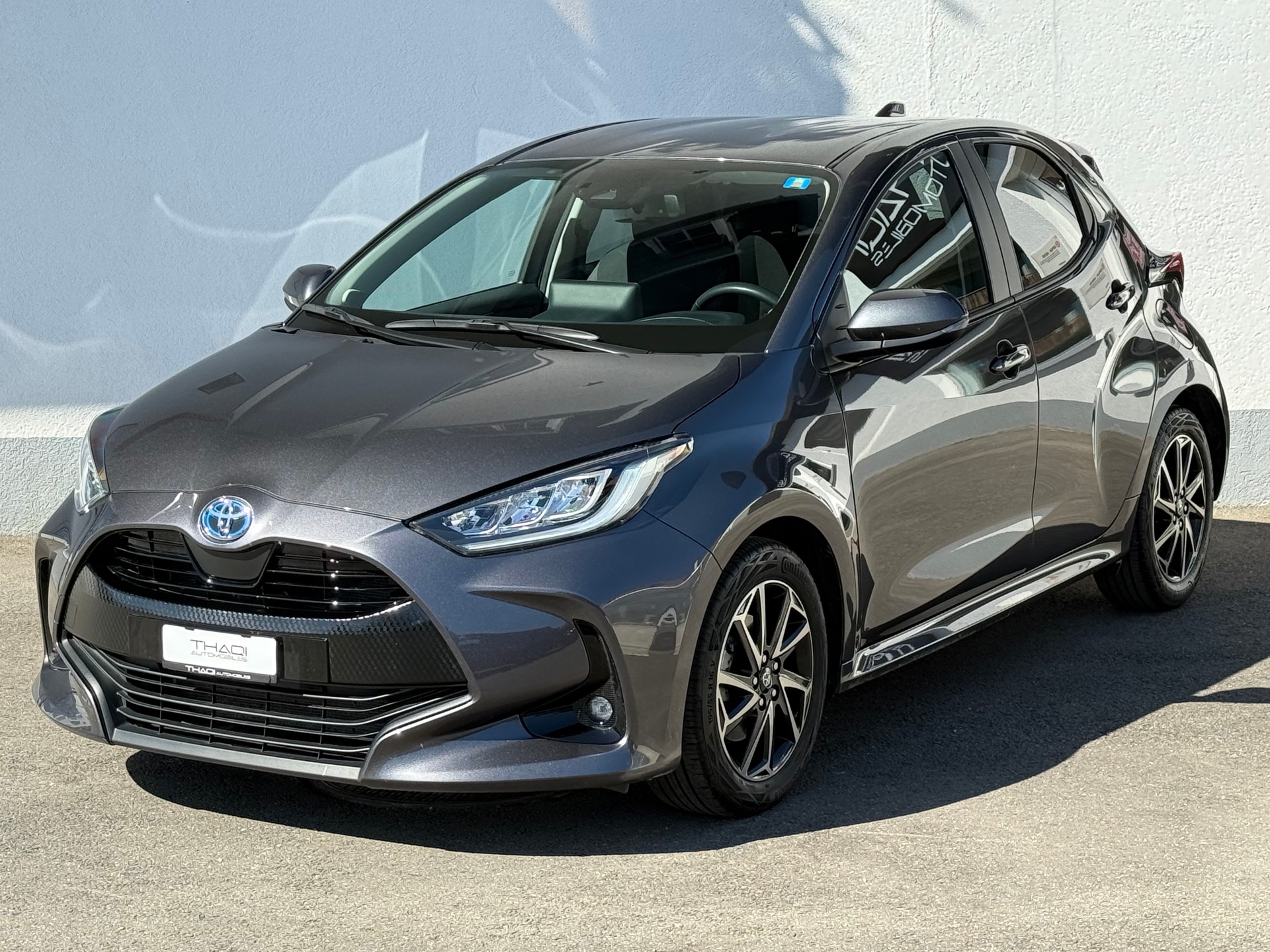 TOYOTA Yaris 1.5 Premium e-CVT-showroom-element-2