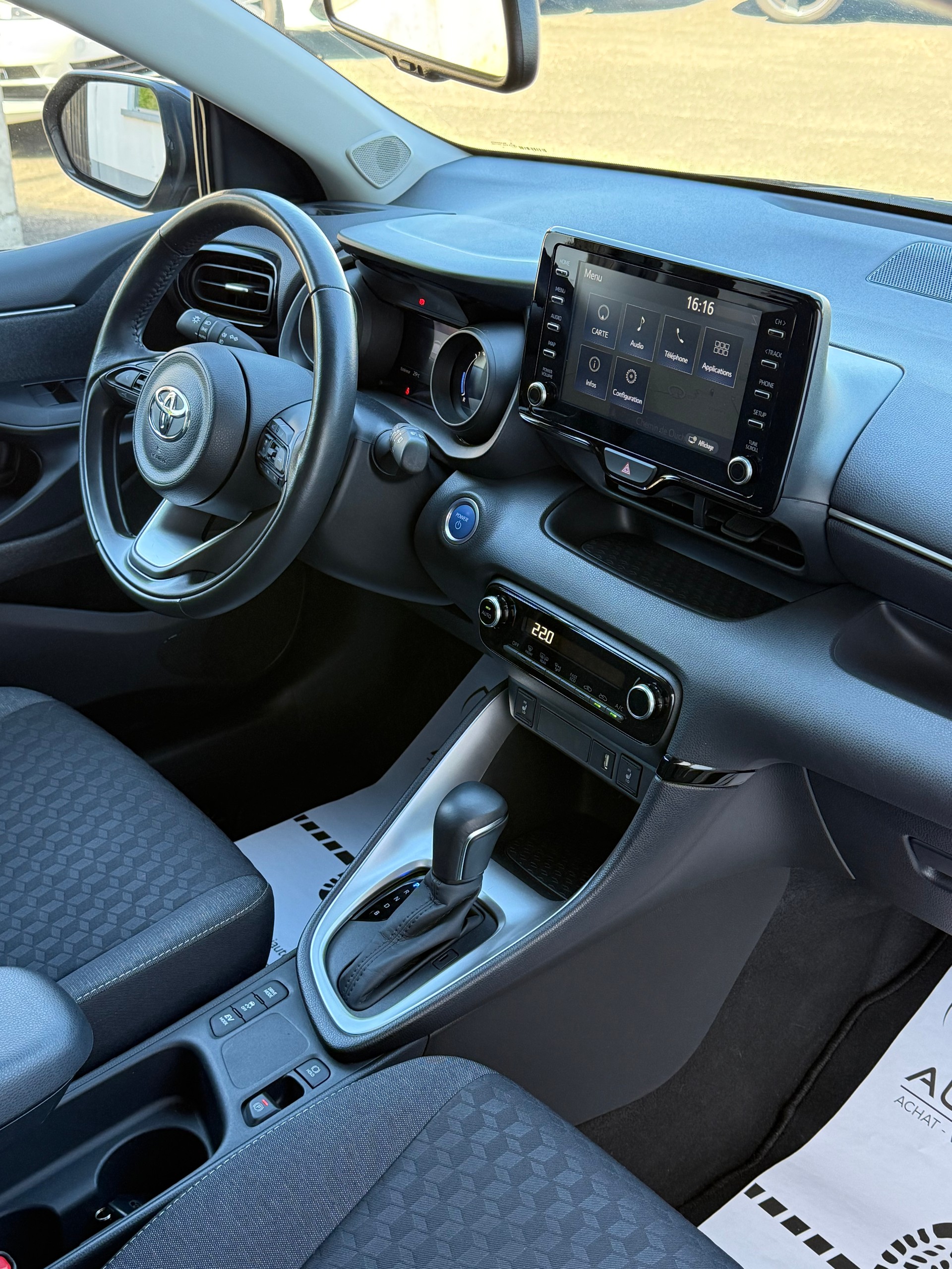 TOYOTA Yaris 1.5 Premium e-CVT-image-25