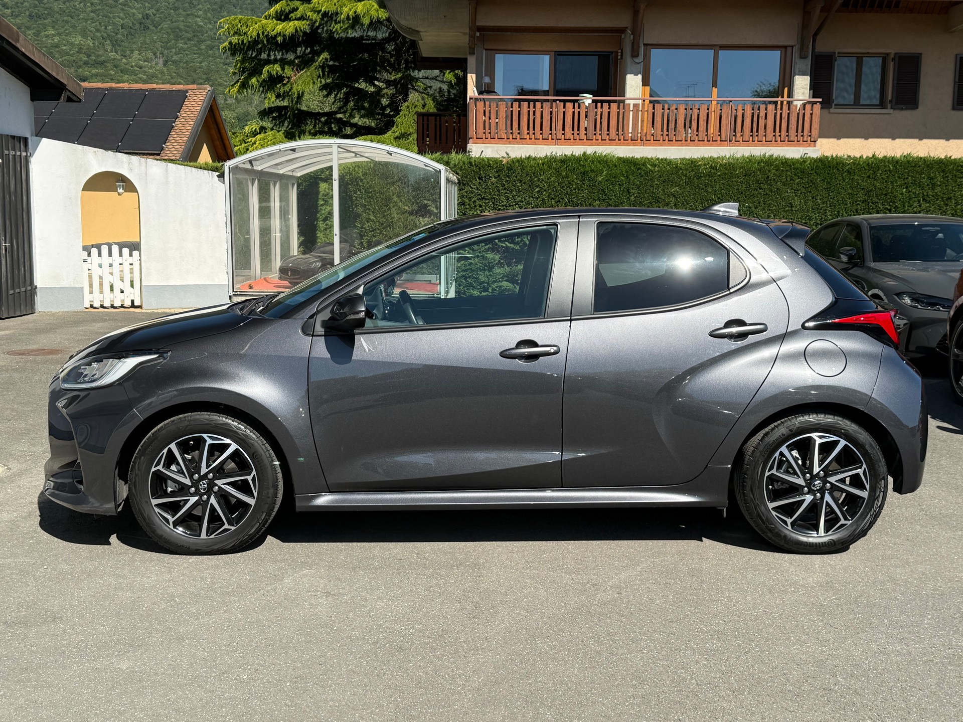TOYOTA Yaris 1.5 Premium e-CVT-image-12