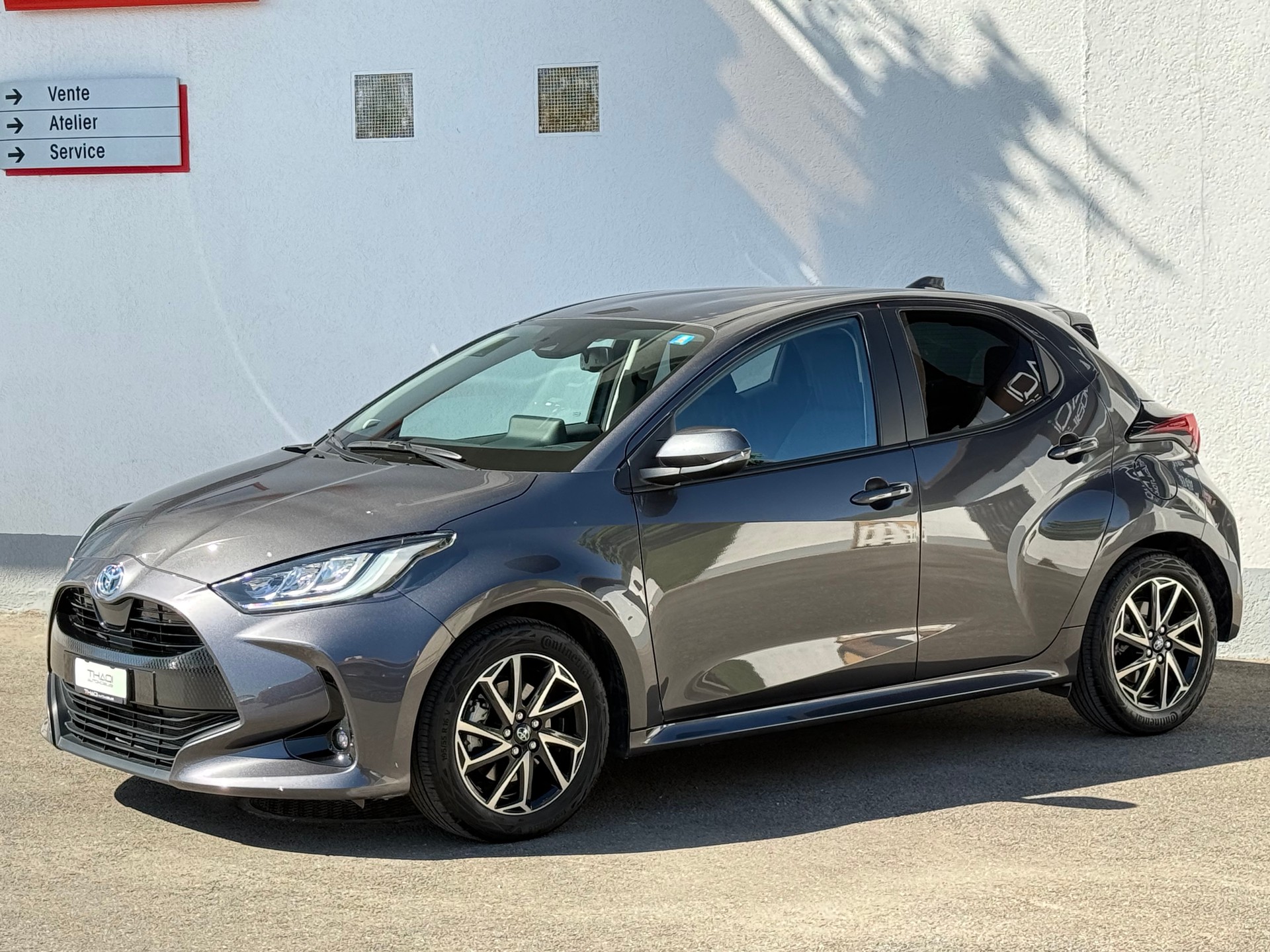 TOYOTA Yaris 1.5 Premium e-CVT-showroom-element-3