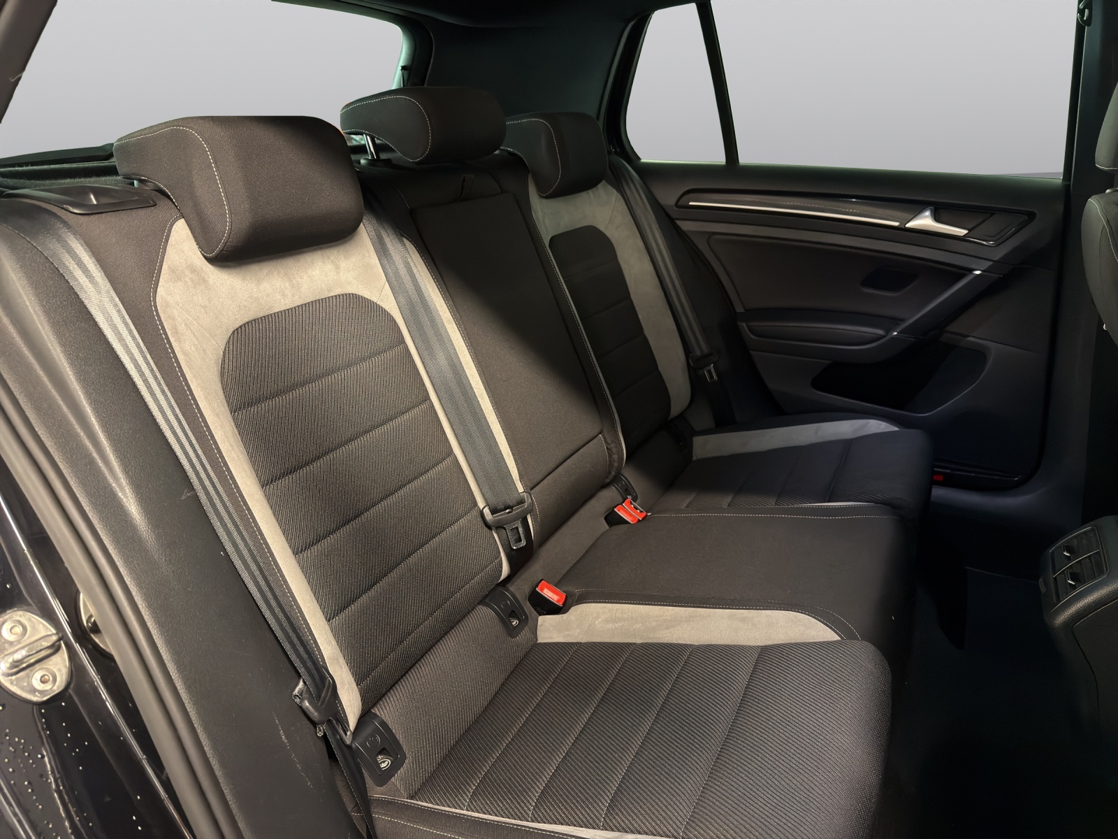 VW Golf 2.0 TSI R 4Motion DSG-showroom-element-3