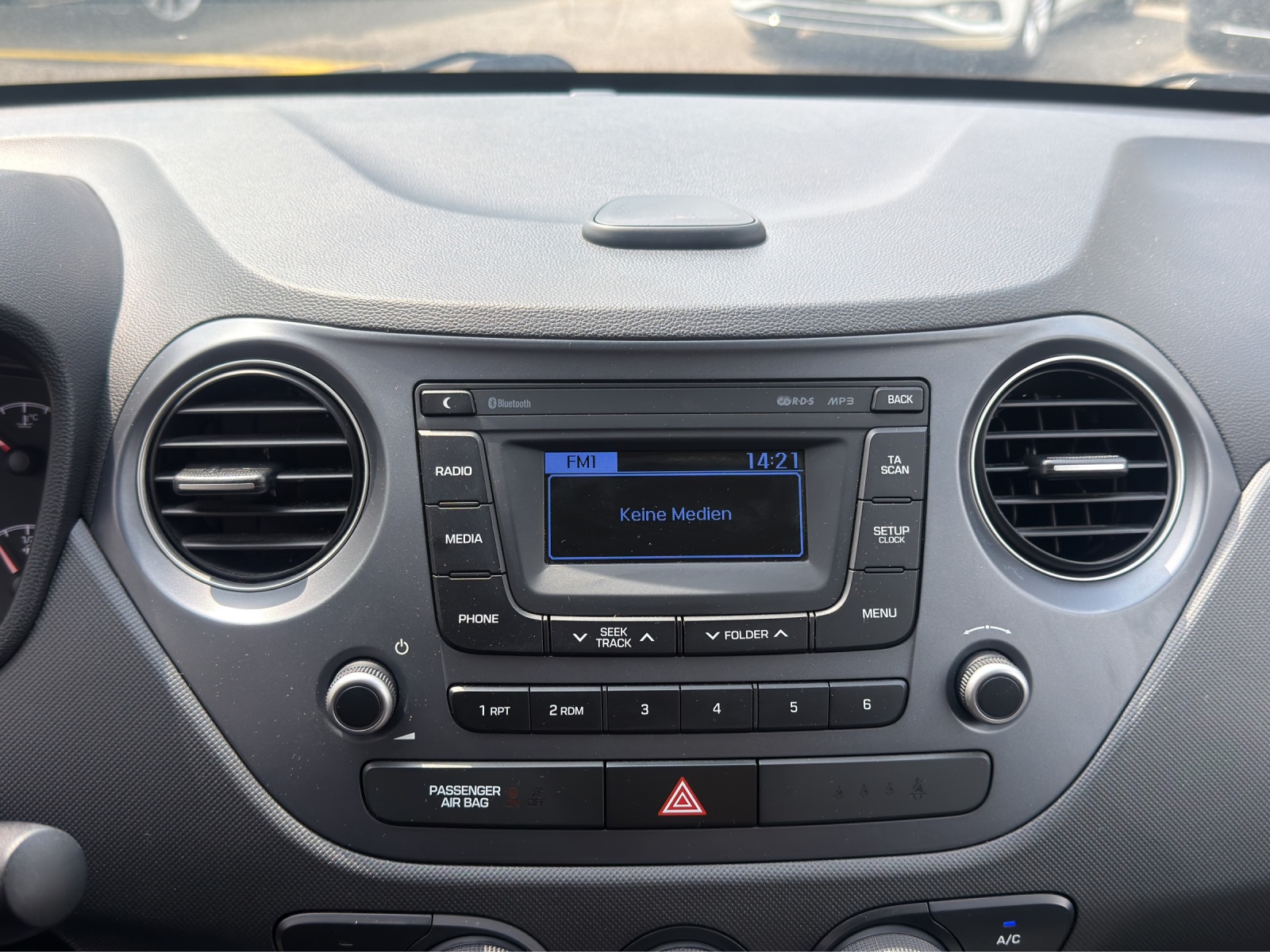 HYUNDAI i10 1.0 Amplia-image-25