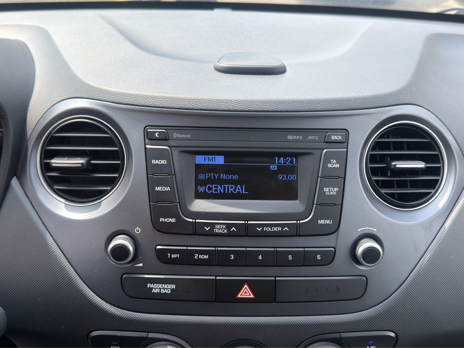 HYUNDAI i10 1.0 Amplia-image-24