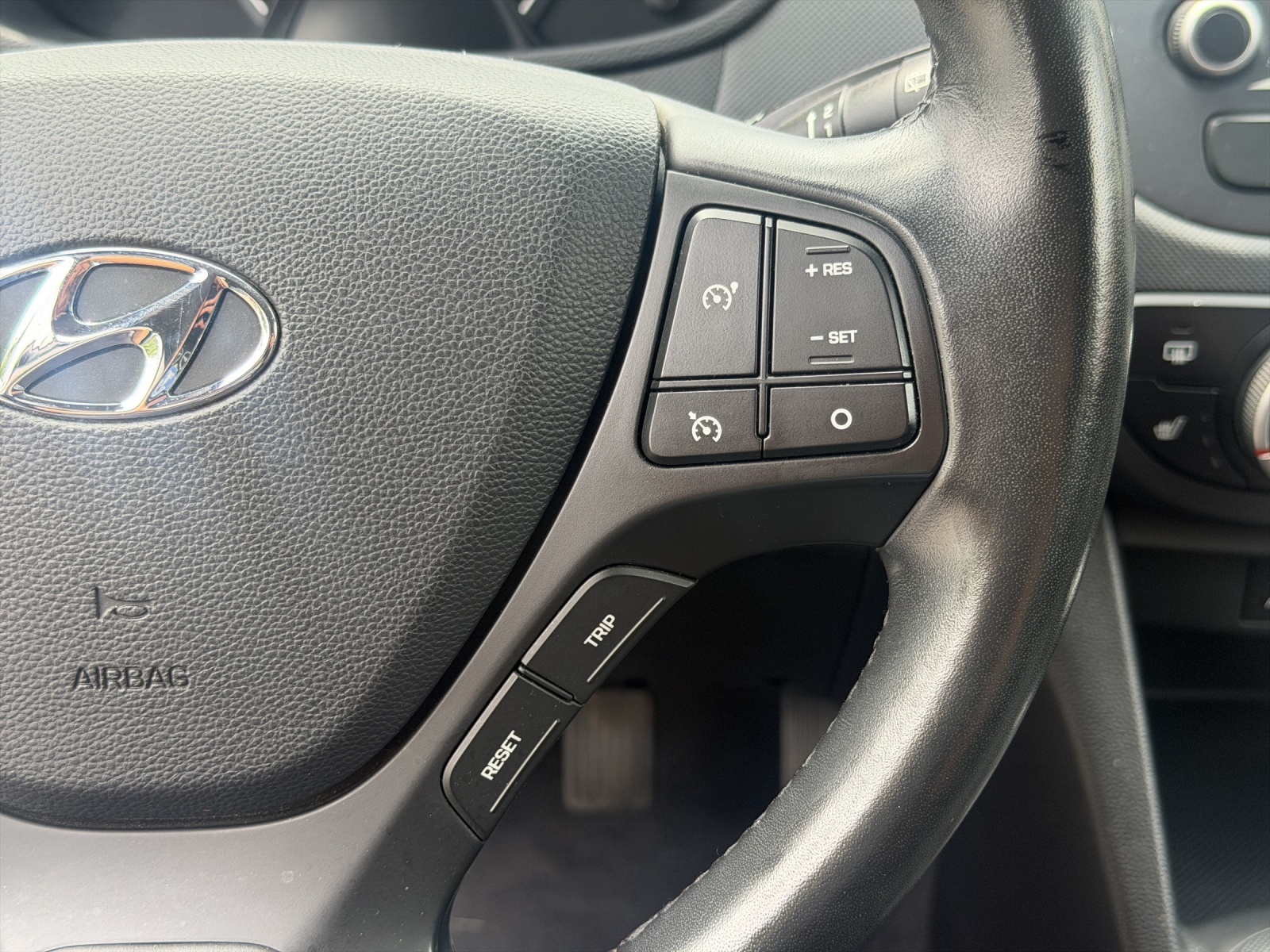 HYUNDAI i10 1.0 Amplia-image-22