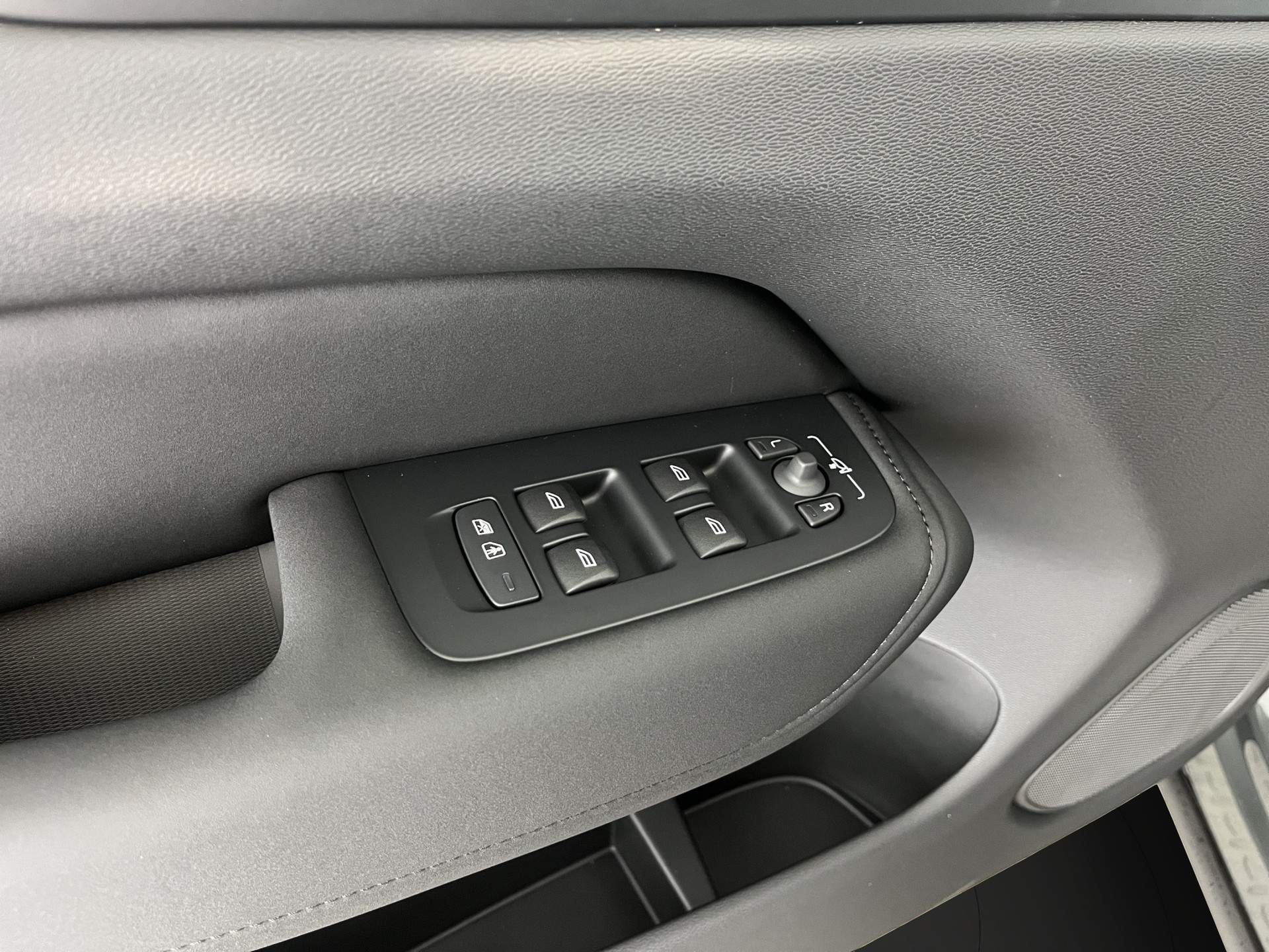 VOLVO XC60 2.0 T8 TE Ultra Dark eAWD-image-11