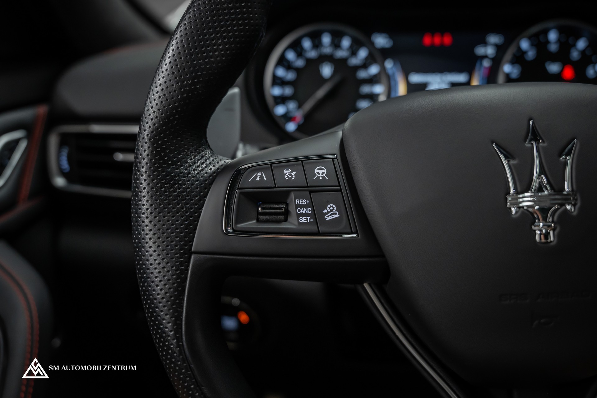 MASERATI Levante 3.8 V8 Trofeo / Maserati Garantie / Carbon Exterieur & Interieur / Panorama / 360°-image-34