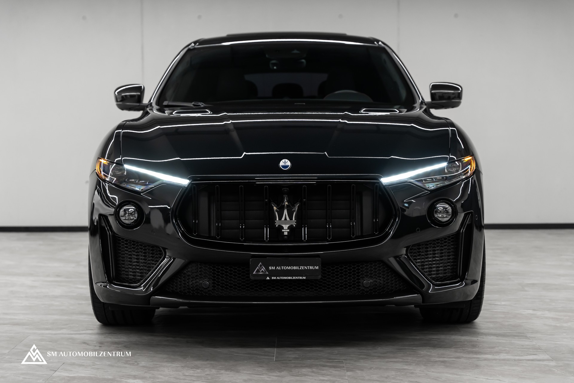 MASERATI Levante 3.8 V8 Trofeo / Maserati Garantie / Carbon Exterieur & Interieur / Panorama / 360°-showroom-element-1