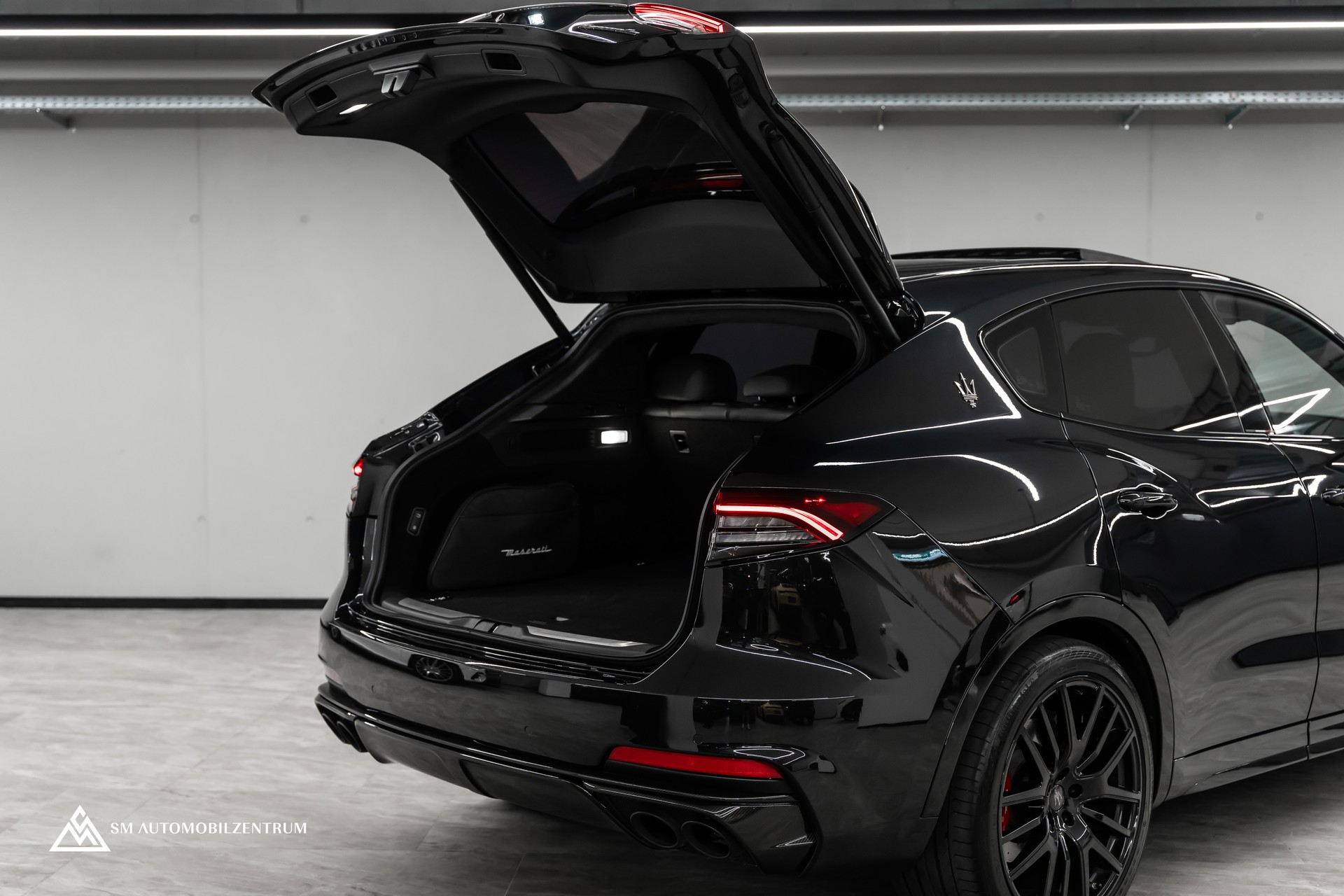 MASERATI Levante 3.8 V8 Trofeo / Maserati Garantie / Carbon Exterieur & Interieur / Panorama / 360°-image-17