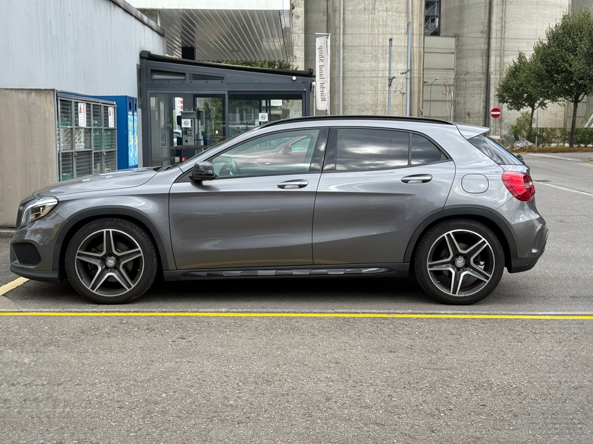 MERCEDES-BENZ GLA 250 AMG Line 4Matic 7G-DCT-showroom-element-1