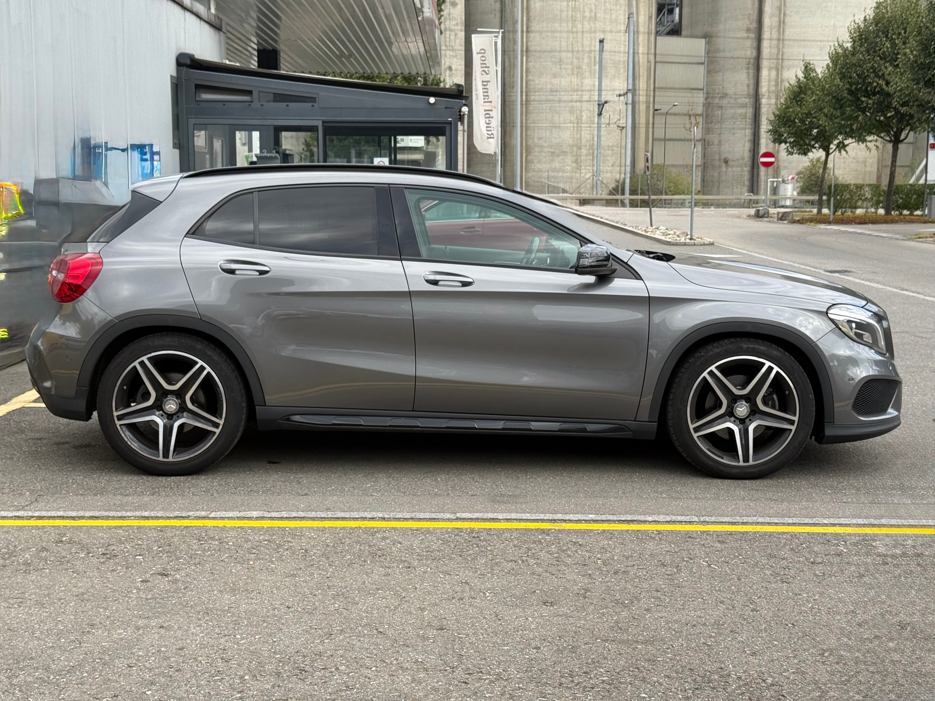 MERCEDES-BENZ GLA 250 AMG Line 4Matic 7G-DCT-showroom-element-3