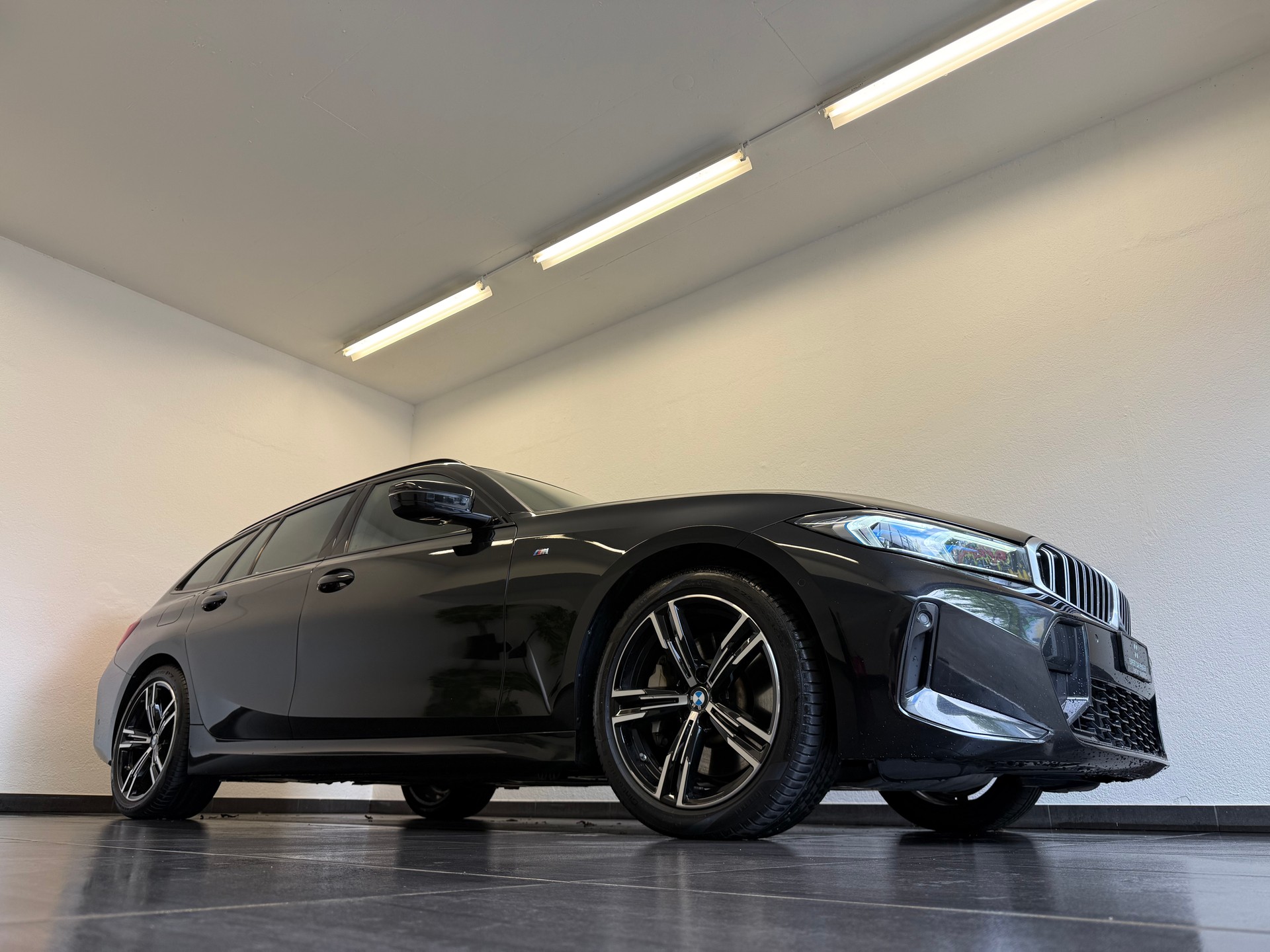 BMW 330d xDrive 48V Touring Steptronic M Sport-showroom-element-2