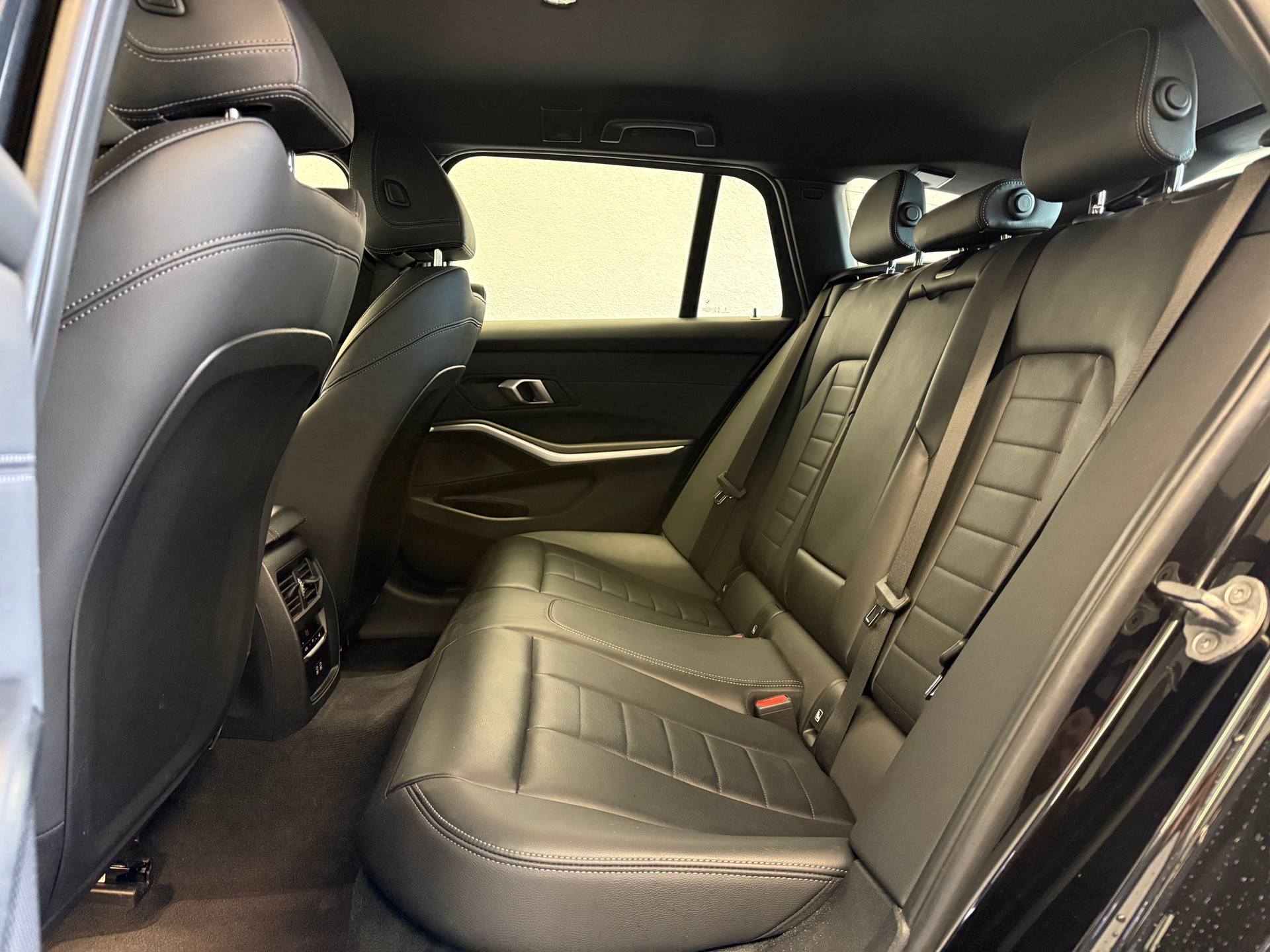 BMW 330d xDrive 48V Touring Steptronic M Sport-image-19