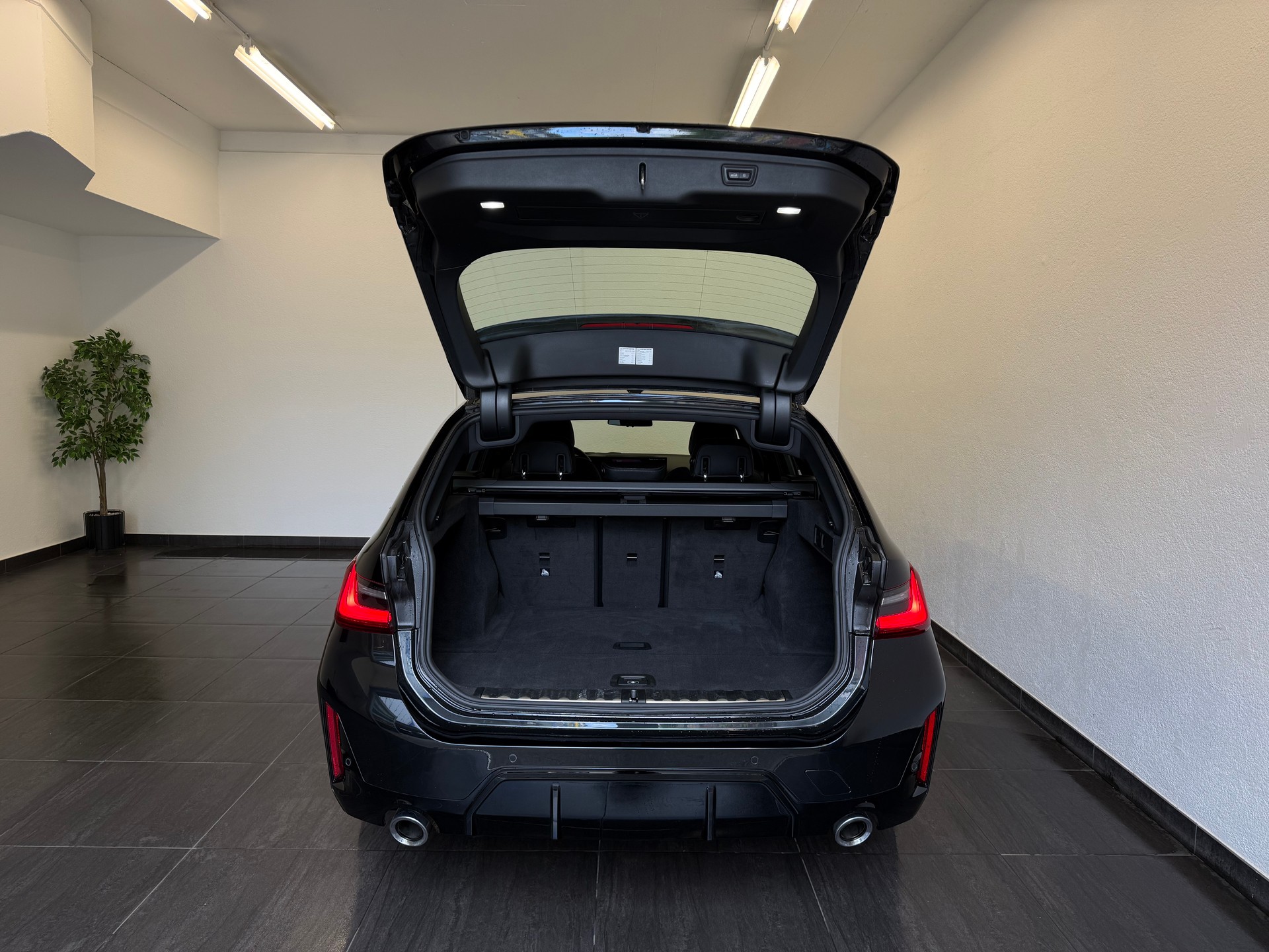 BMW 330d xDrive 48V Touring Steptronic M Sport-image-11
