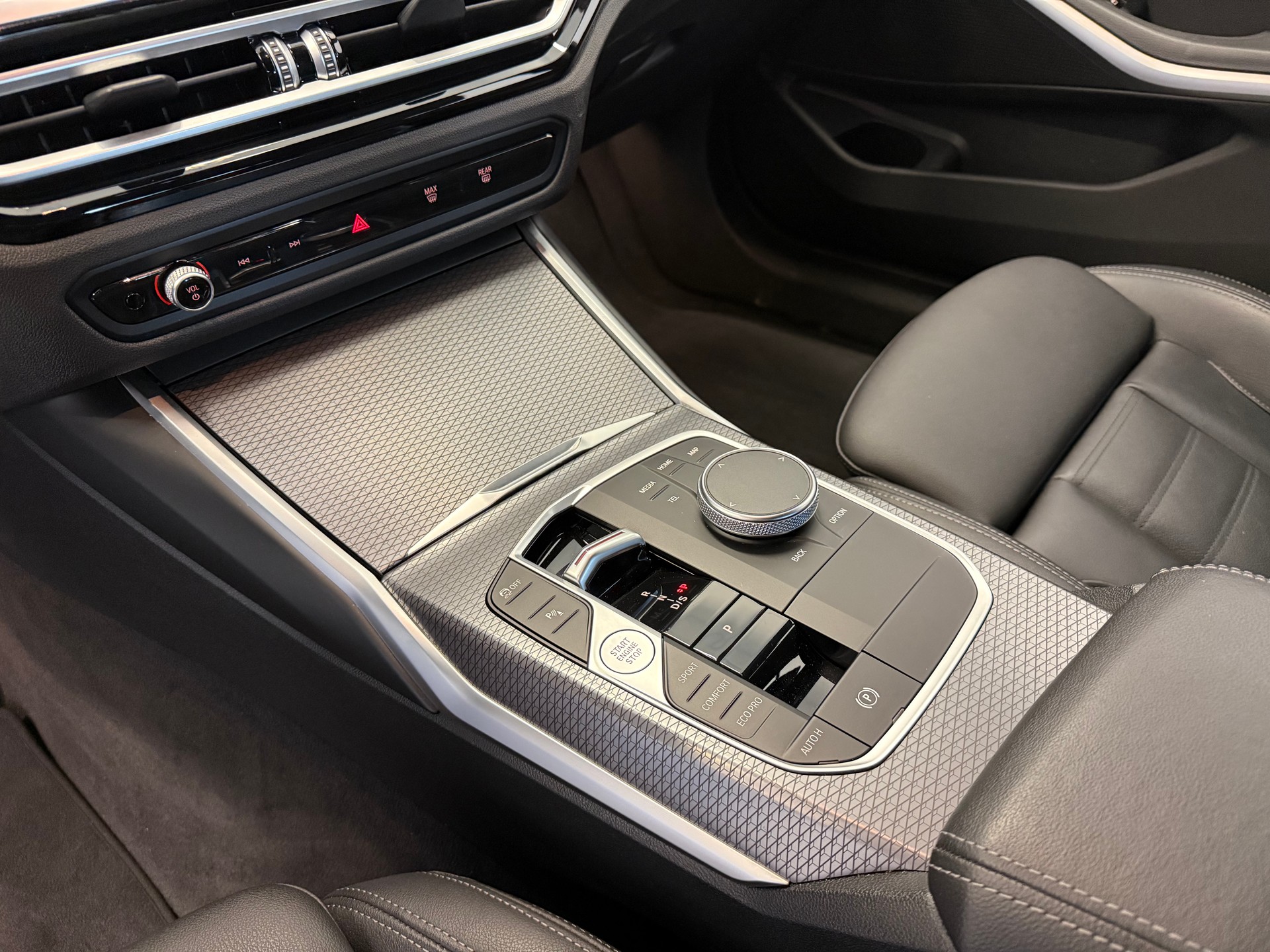 BMW 330d xDrive 48V Touring Steptronic M Sport-image-17
