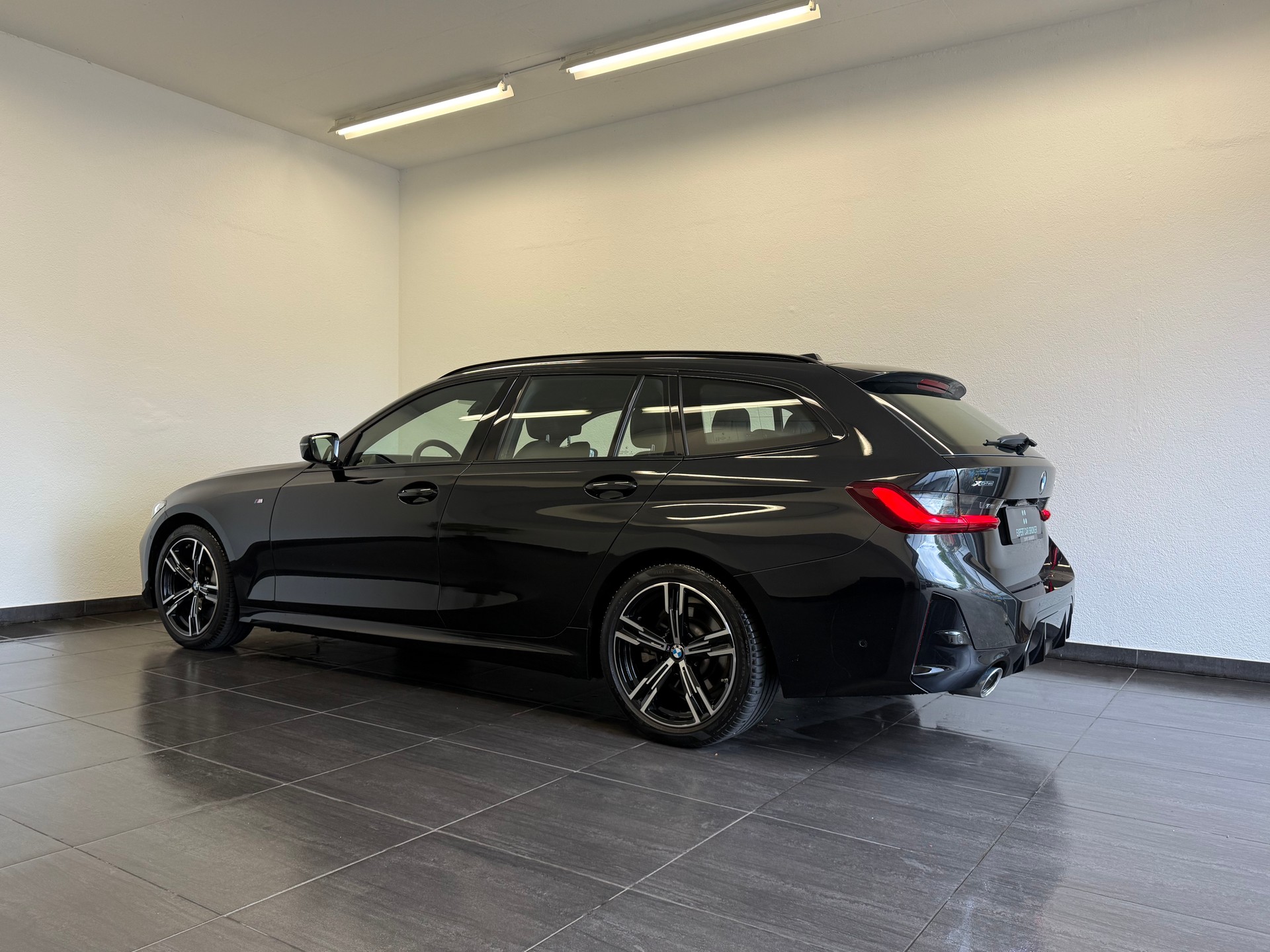BMW 330d xDrive 48V Touring Steptronic M Sport-image-6