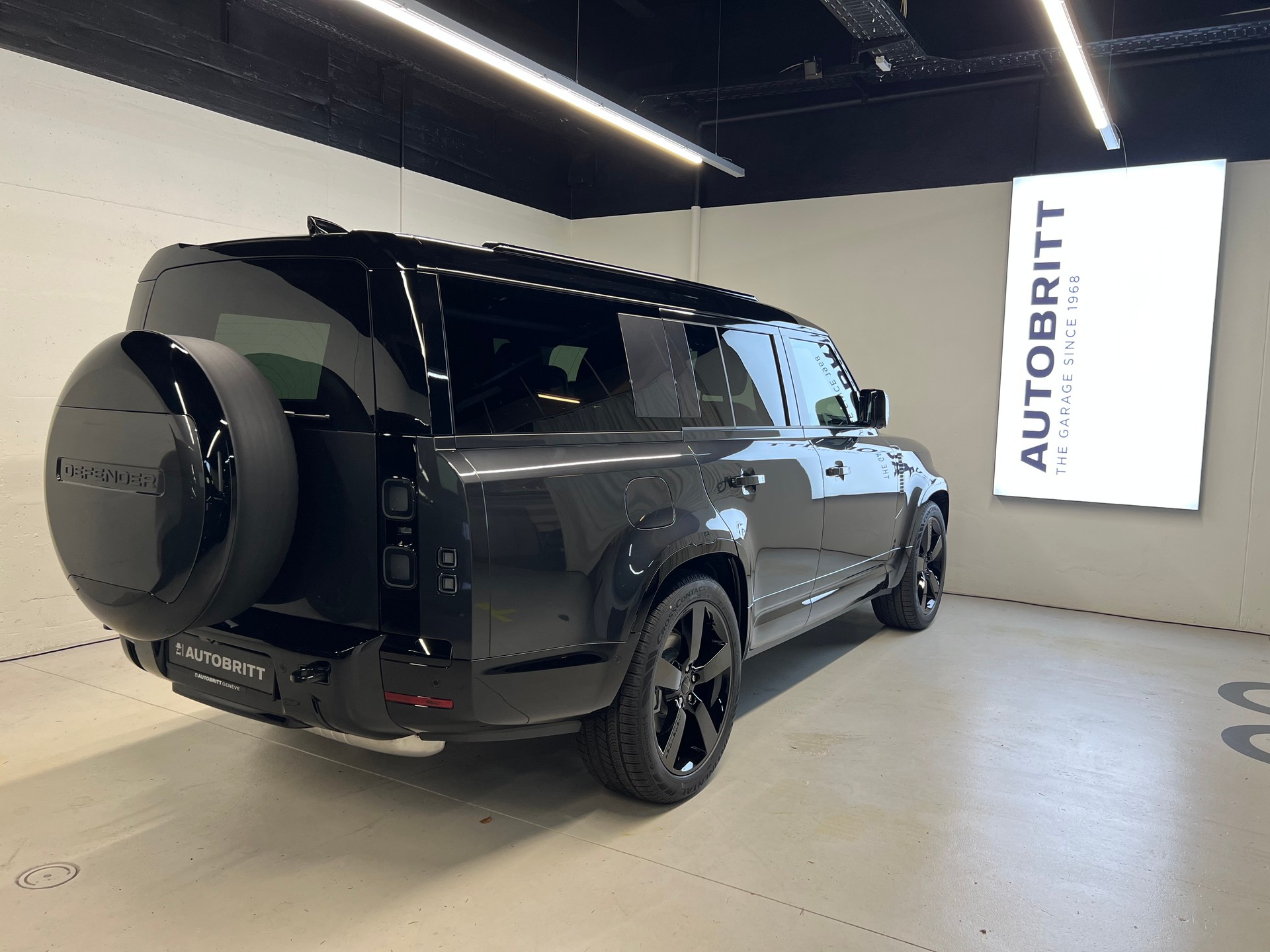 LAND ROVER Defender 130 3.0 D I6 350 X-Dynamic HSE-showroom-element-1