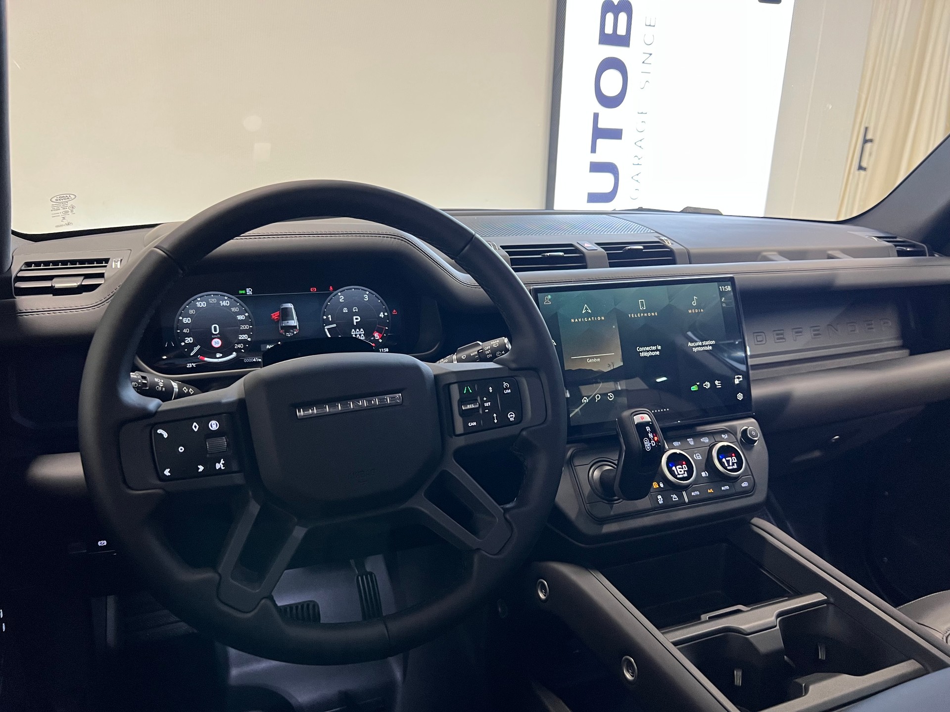 LAND ROVER Defender 130 3.0 D I6 350 X-Dynamic HSE-showroom-element-2