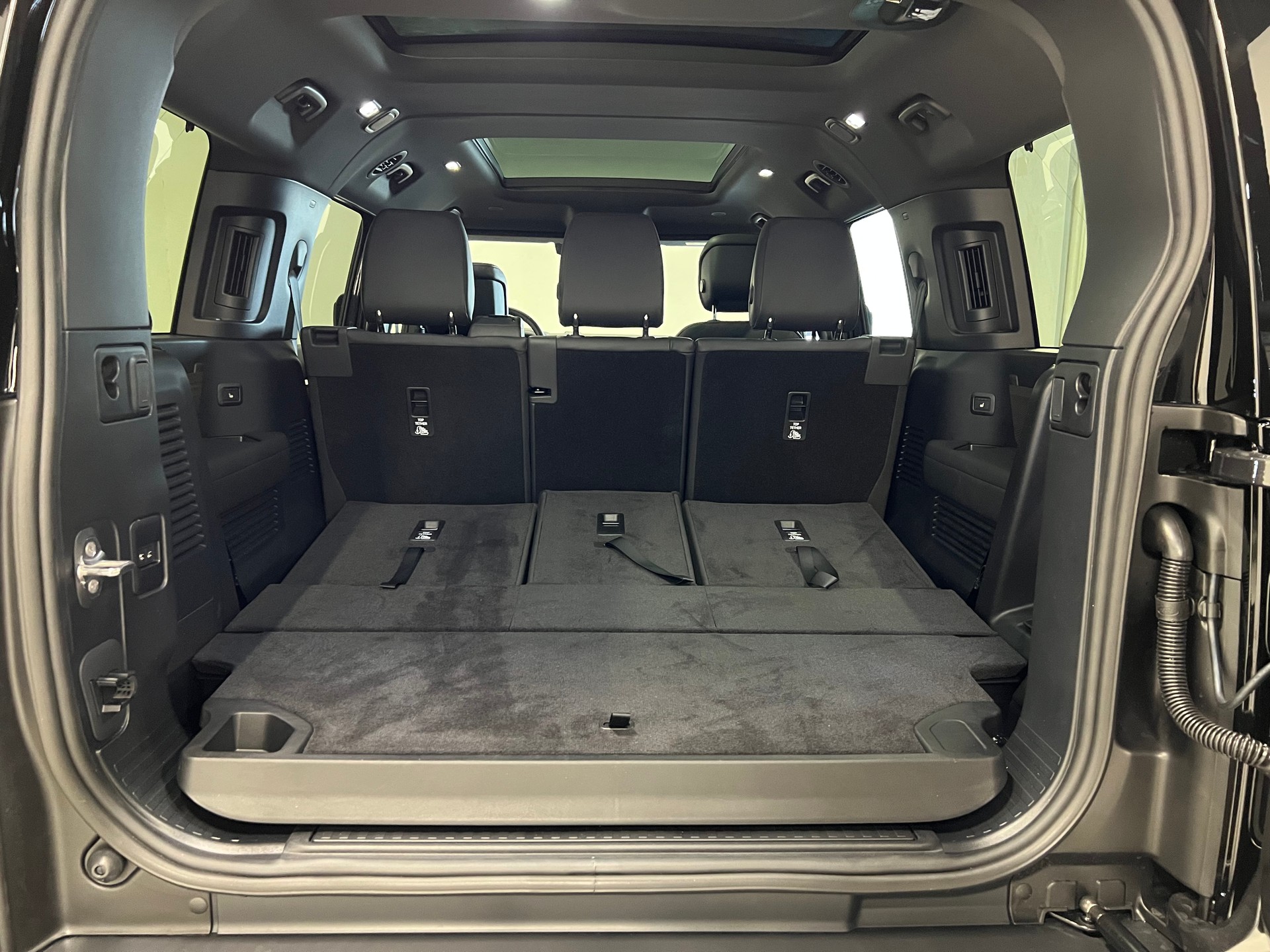 LAND ROVER Defender 130 3.0 D I6 350 X-Dynamic HSE-image-11